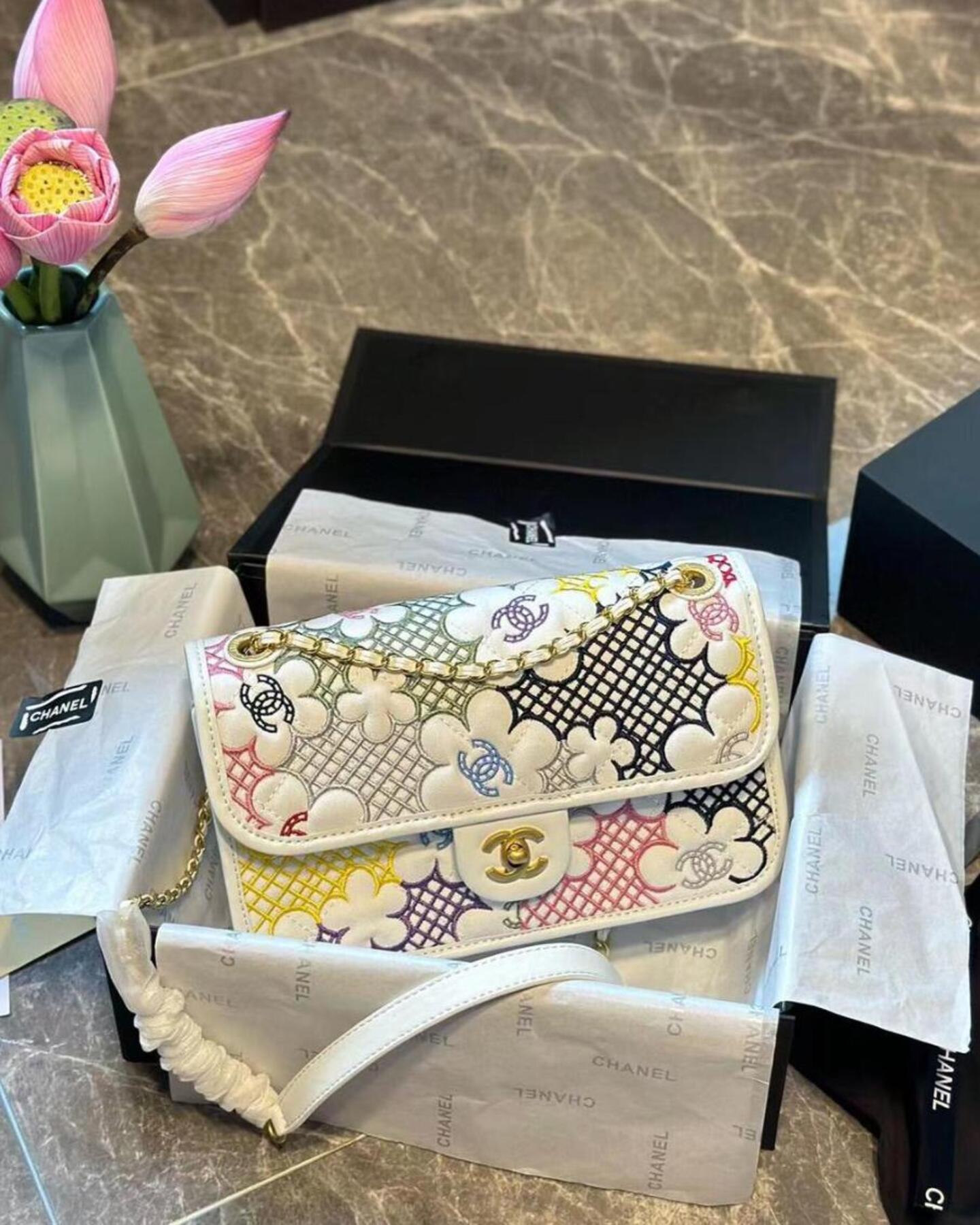 CHANEL Flap Bag Lace Patchwork & Gold-Tone Metal, White & Multicolour / CHANEL Multi Flower Flap Bag กระเป๋าสะพายลายดอกไม้ ต้อนรับซัมเมอร์ 2024 สวยงามคัลเลอฟูล แฝงความหรูในตัวตามเอกลักษณ์แบรนด์