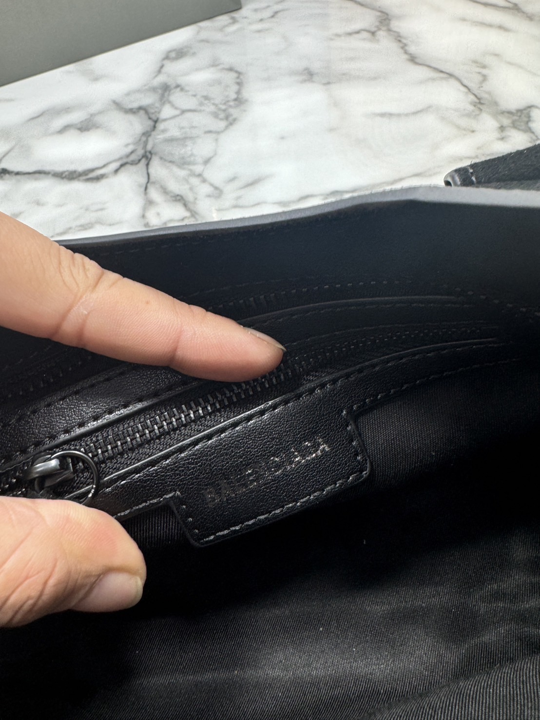 ORI หนังแท้ | Balenciaga Le City suede bag กระเป๋าถือ/สะพายข้างดีไซน์โดดเด่นสวยเท่ล้ำสมัย ใหม่ล่าสุดงานหนังกลับที่สุดแห่งความไอคอนิกไม่เหมือนใคร มีกิมมิคและลูกเล่นแพรวพราว