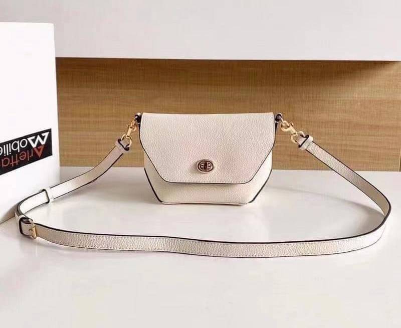 คอลเลคชั่นใหม่ ทั้งสวยทั้งคุณภาพค่ะ😘 COACH KARLEE CROSSBODY BAG 💐พร้อมส่ง ได้ไปไม่ผิดหวังแน่นอนค่ะ! สวยๆแบบคนดังระดับโลกกันค่าา กระเป๋าสะพายแบบครอสบอดี้ร์ หนังแท้นิ่มสวยงามมากๆค่ะ รูปทรงน่ารักกระทัดรัด เปิดปิดกระเป๋าแบบหมุนล็อค ภายในสามารถ