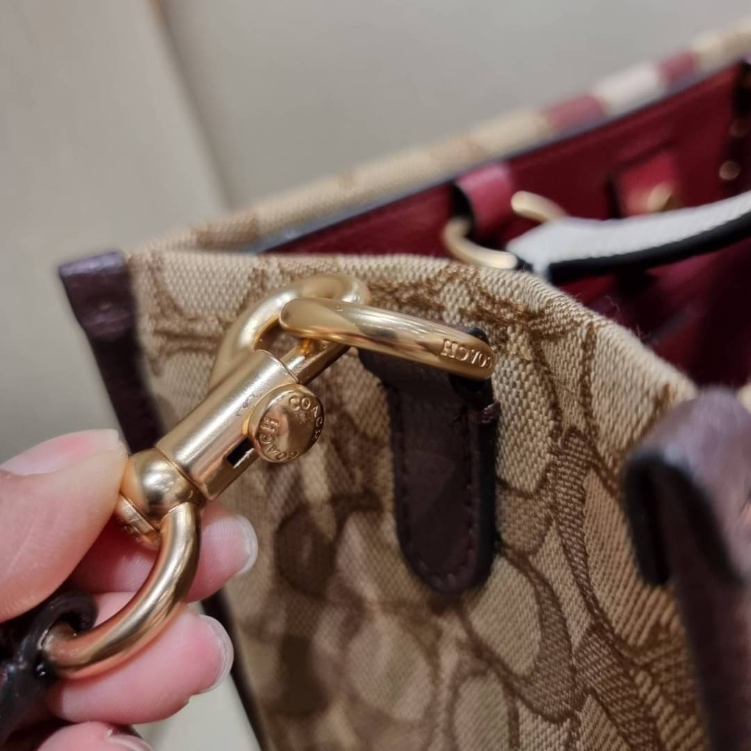 ใบใหญ่ COACH C8407 DEMPSEY CARRYALL IN SIGNATURE JACQUARD WITH STRIPE AND COACH PATCH ใบใหญ่ จุใจ คอลเลคชั่นใหม่ สีที่สาวๆรอคอย สวยคม ละมุนและมีความหรูในตัว กับกระเป๋าทรงโท้ท ไซส์ใหญ่ที่สามารถจุของได้แบบไม่ต้องกังวล ฟังก์ชั่นการใช้งานสะดวกที่สุด มีทั้งสาย