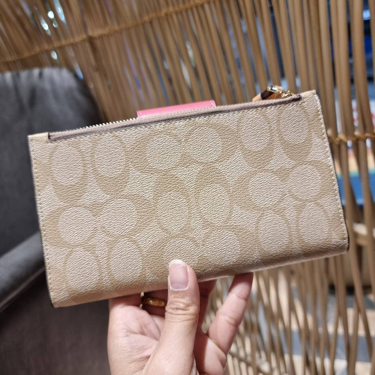 พร้อมส่ง 7 สี COACH C2874 TECH WALLET IN COLORBLOCK SIGNATURE CANVAS จัดให้สีใหม่ก่อนใคร!! ดีไซน์ใหม่ คอลเลคชั่นสวยหรู กระเป๋าสตางค์พร้อมสายคล้องมือ ง่ายต่อชีวิตมากจ้า!! มันดีอะไรเบอร์นี้ ใส่ได้ทั้งบัตร และโทรศัพท์ก็ใส่ได้ทุกรุ่น แถมยังมีช่องซิปแยกไปอีก ช