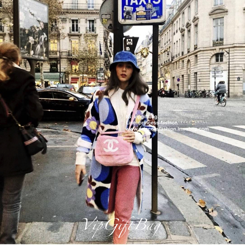 ชมพู MUST HAVE ITEM 2019 !! รุ่นยอดฮิตของ **วัยรุ่นสายสตรีท ทั่วโลก จากงาน CHANEL VIP GIFT **ของแท้100% **มีป้ายNOTFORSALE เป็นกระเป๋า ใบสวยรุ่นหายาก ขนาดกำลังดี ใช้ได้ทั้งหญิงชายเลยค่ะ ขนเฟอร์นิ่มมากกก เก็บของอย่างดี น้ำหนักเบา ด้านในมีช่องใส่ของจุกจิก M