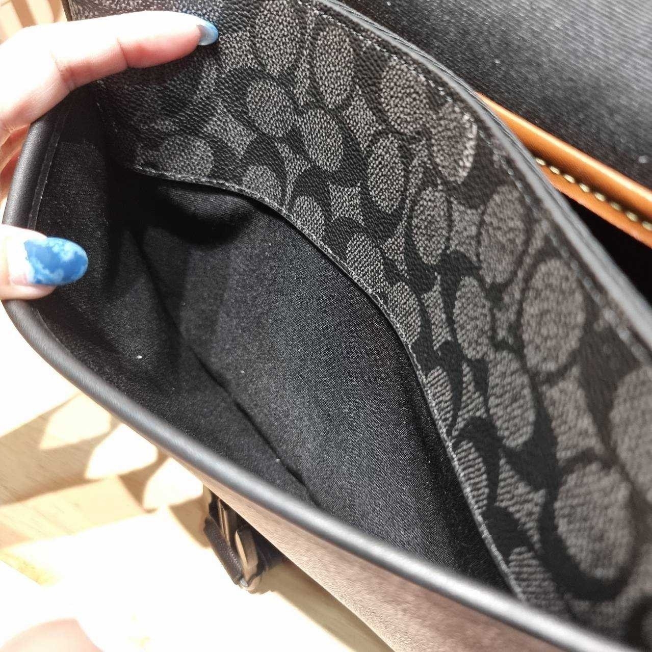 COACH CU202 LEAGUE MESSENGER BAG IN SIGNATURE CANVAS กระเป๋าสะพายทรง messenger สุดฮอต ที่ดีไซน์รูปแบบให้สปอร์ตขึ้น และหรูขึ้น แต่ยังคงคลาสสิค ขนาดใบใหญ่กำลังดี