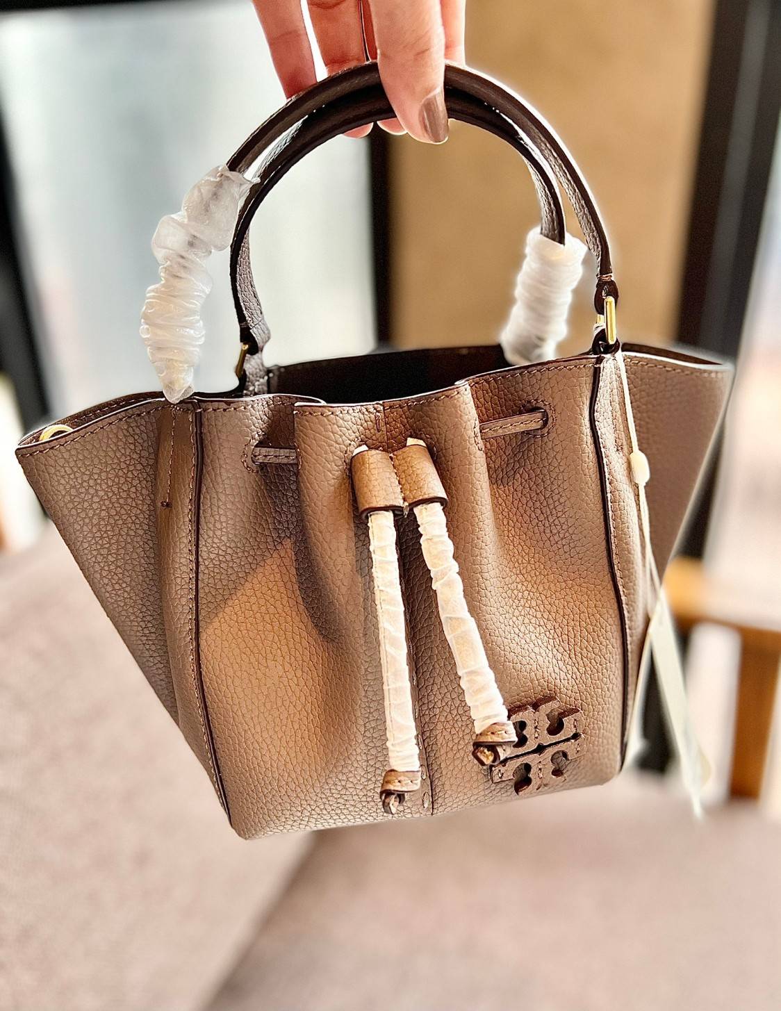 TORY BURCH MCGRAW DRAGONFLY MINI SATCHEL ((90474)) พร้อมส่งที่ไทย แนะนำต้องมีติดตัว สวยมากๆ! กระเป๋าหิ้วหรือสะพายข้างได้ หนังแกะนิ่มสวย อย่างดีเลยค่ะ ดีเทลด้านหน้าแบบหูรูด ปากกระเป๋าเปิดปิดแบบกระดุมแปลก ภายในโล่งกว้าง ใส่ของได้ครบครันหายห่วงค่ะ; มีช่องให้