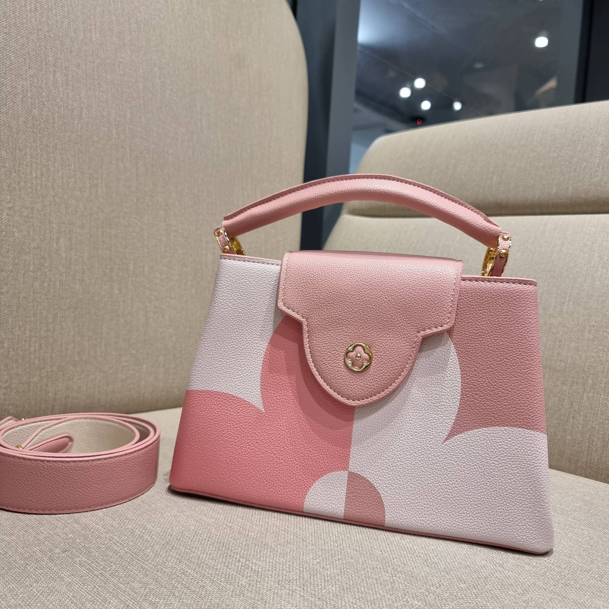 LV capucines top handle ที่สุดของความสวยในราคาเบาๆ กระเป๋าถือสุดหรู ดีไซน์ทรงคลาสสิค พร้อมลวดลายหรูหรา มาพร้อมหูจับในตัว ด้วยรูปทรงวินเทจและวัสดุหนังลูกวัว สัมผัสดี ขับผิว ทำให้ไอเท็มนี้สะกดทุกสายตาจริงๆ และยังมีลูกเล่นที่ฝาปิดกระเป๋า ที่สามารถปิด หรือสอด