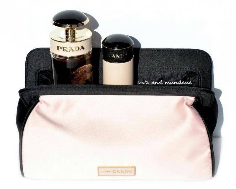PRADA CANDY COSMETIC BAG GIFT WITH PURCHASE (GWP) จากเคาน์เตอร์ต่างประเทศรุ่น Limited Satin Material ทรง cluth ขนาดกำลังน่ารัก ด้านหน้ามีโลโก้ brand เปิดปิดด้วยแถบเเม่เหล็กซ่อนที่ปากกระเป๋า ซับใน Polyester มีช่องแบ่งสามารถใส่เครื่องสำอางค์ เครื่องเขียน เค