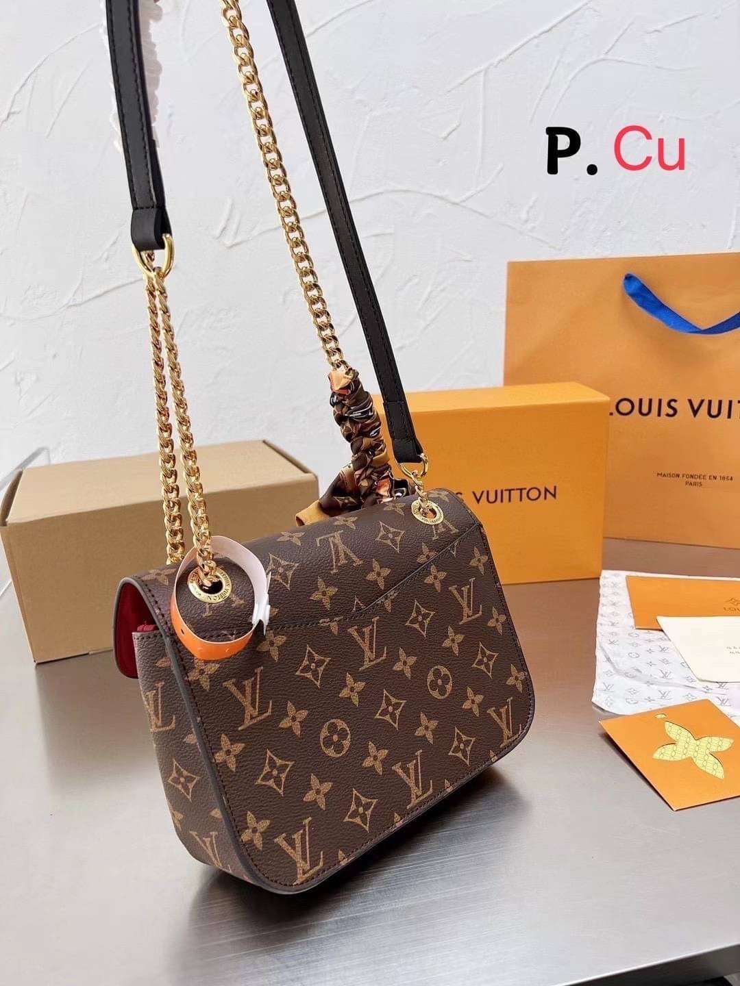 LV Passy Bag Monogram Canvas กระเป๋าสะพายทรงแพซซี่สุดคลาสสิค Rare item น้องดีไซน์ออกมาน่าใช้มากๆ ภายในเป็นช่องโล่ง พร้อมช่องซิป สะดวกใช้งาน -- [รับตัวแทนกระเป๋า]