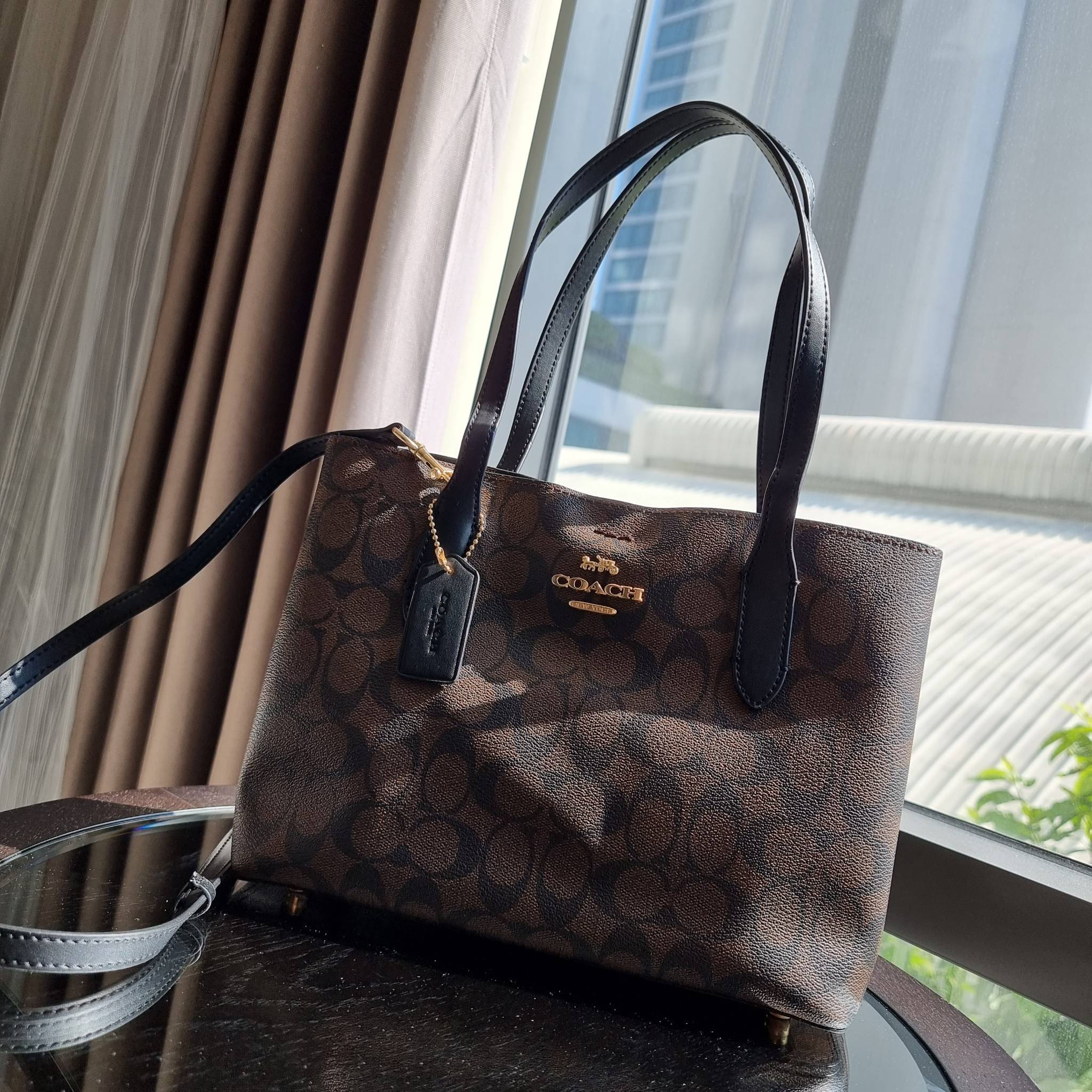 OUTLET 】COACH 73293 MINI AVENUE CARRYALL IN SIGNATURE CANVAS กระเป๋าสะพายรุ่นคลาสสิค คัมแบคแล้วจ้าแม่!! ไซส์กำลังสวย วัสดุหนังแคนวาสคุณภาพดี ด้านข้างเก็บทรงได้ เปิด-ปิดด้วยกระดุมแม่เหล็ก ใช้งานง่าย มีช่องซิป ใบนี้เห็นเล็กๆ แต่จุได้เยอะพอสมควรเลยน้า ɣ