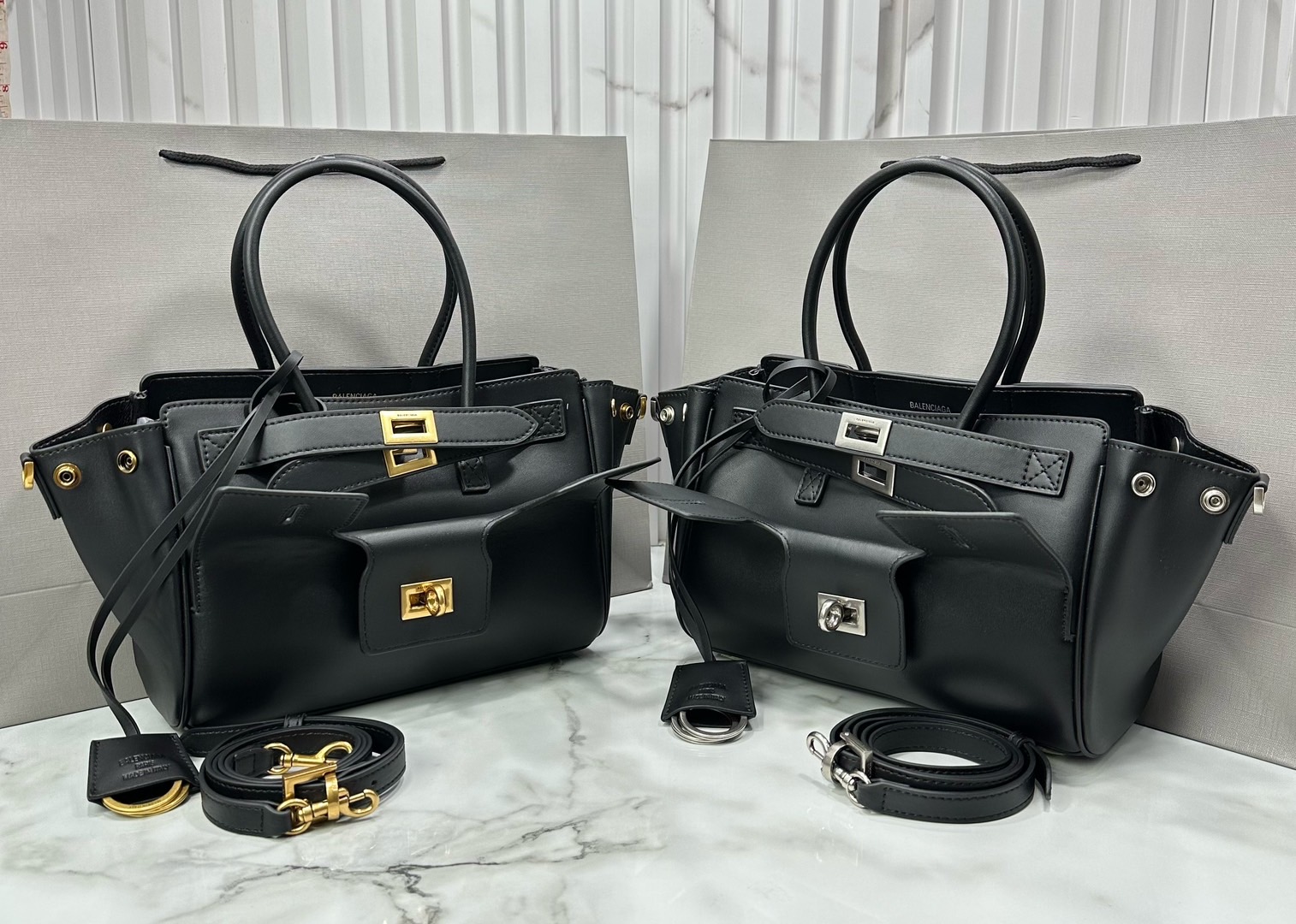 ORI หนังแท้ | Balenciaga Bel Air Carry All Bag Mini in Black smooth leather, aged-gold hardware ที่สุดของไฮแฟชั่น ดีไซน์เหนือกาลเวลาสุดไอคอนิค ต้องยกให้แบรนด์นี้เลยค่ะ กระเป๋าสะพายดีไซน์สวย!! หรู!! เลิศ!! ไม่ซ้ำใคร