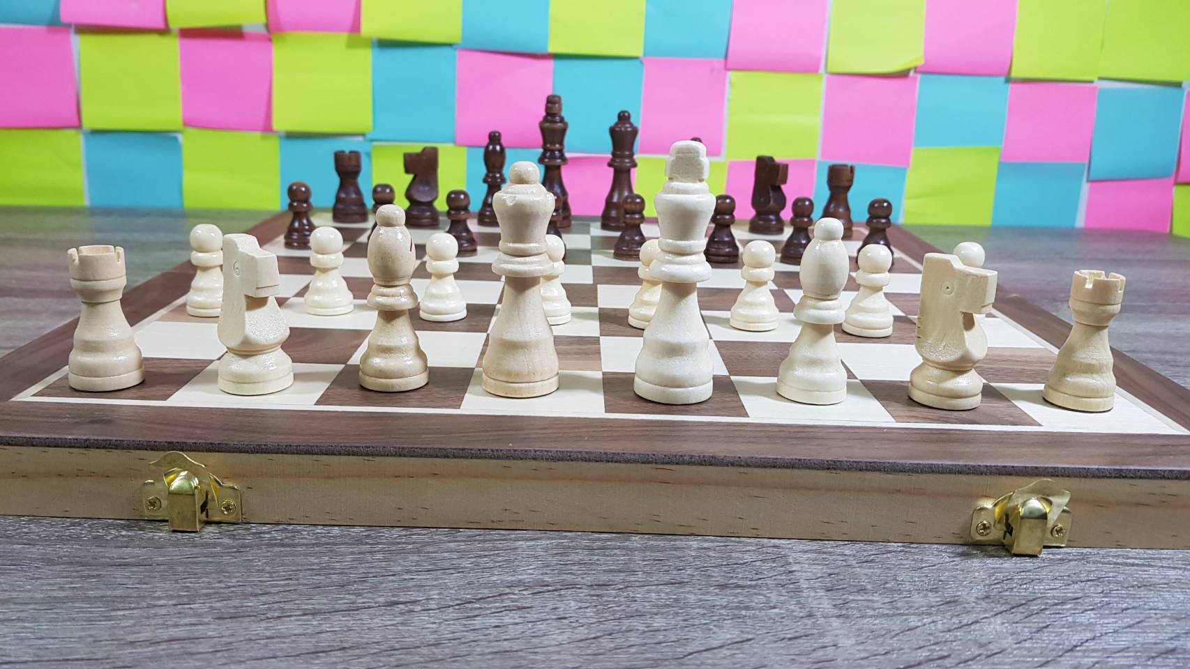 ชุดหมากรุกสากลแบบตัวไม้กระดานไม้และเป็นแม่เหล็กมีช่องเก็บหมากอย่างดี (ขนาดกระดาน39x39cm.)