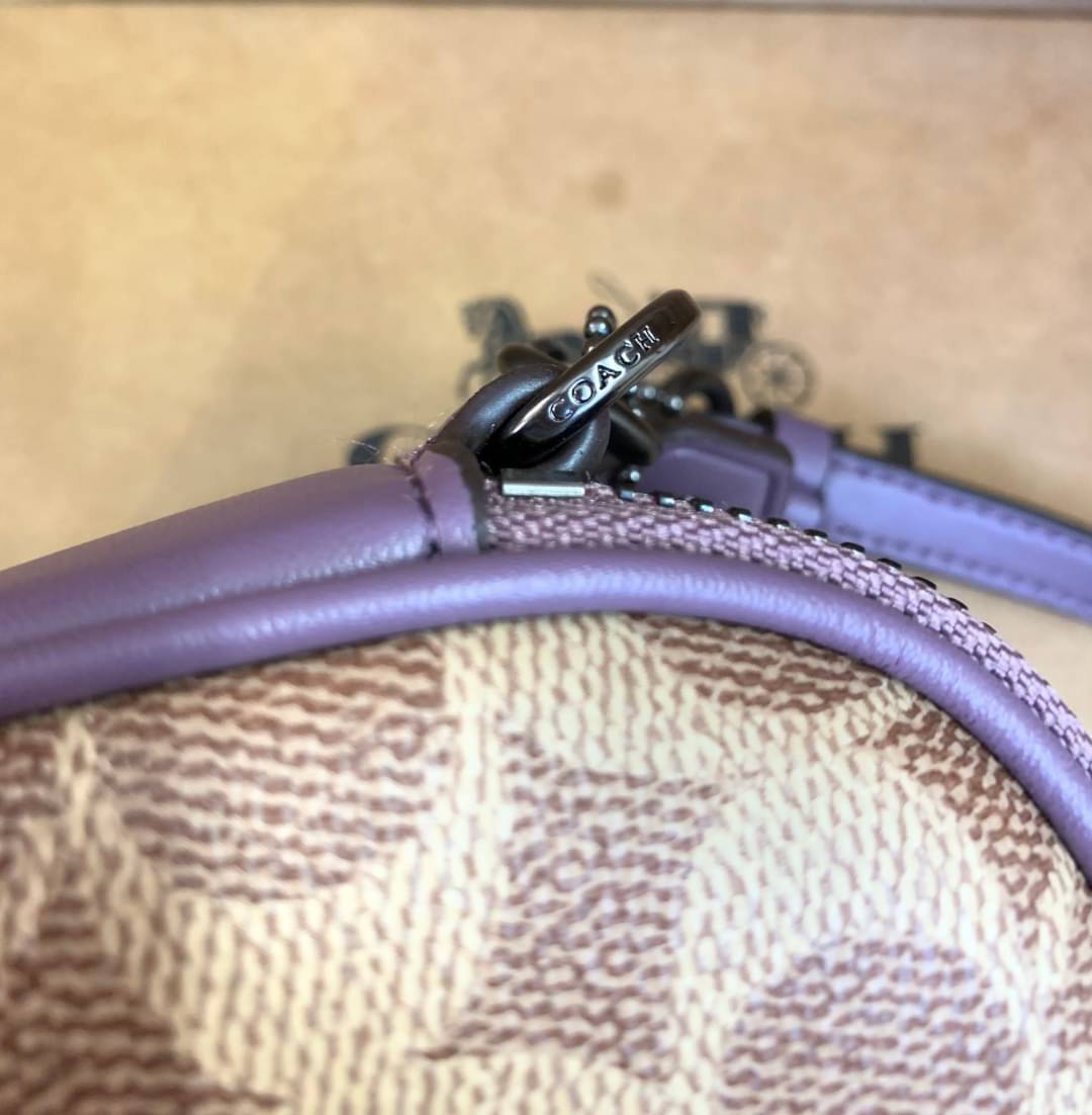 COACH CROSSBODY CLUTCH IN SIGNATURE BAG 💋รุ่นฮิต+สีหายากค่ะ!! กระเป๋าสะพาย+คล้องมือได้ วัสดุหนังแท้ผสมpvcค่ะ มีช่องซิปคู่ ภายในช่องใส่มือถือได้ทุกรุ่น;กระเป๋าเงินใบสั้นได้ ใส่ของจำเป็นสาวๆได้ครบค่ะ มีช่องเสียบบัตร2ช่อง และช่องโล่งให้ใส่ของจุกจิกค่