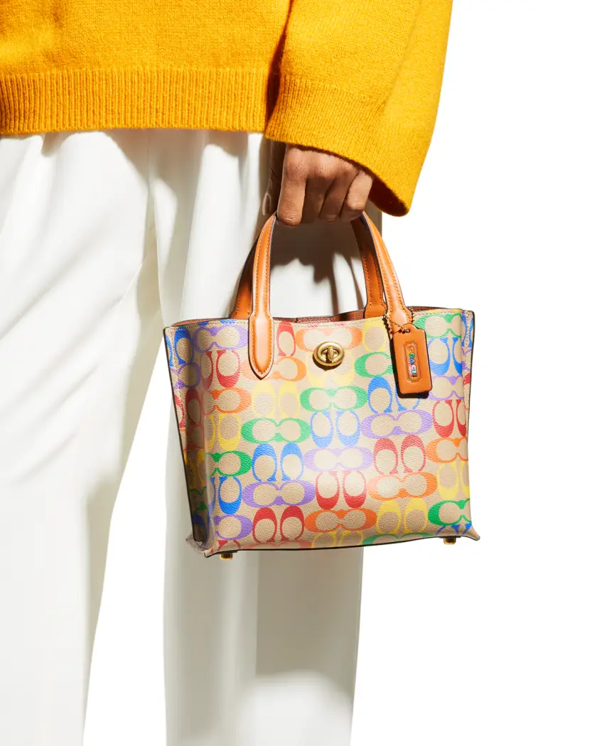 COACH CA102 WILLOW TOTE 24 IN RAINBOW SIGNATURE CANVAS ไปให้สุดกับความเลิศของลวดลายสายรุ้ง ที่แต่งแต้มลงบนกระเป๋าทรงโท้ท ไซส์กำลังสวย พกพาได้สะดวก มีตัวบิดล็อคที่ปากกระเป๋าด้านหนึ่ง และกระดุมแม่เหล็กอีกด้านหนึ่ง ภายในโล่งกว้าง เก็บของได้เป็นสัดส่วนไปเลย ม