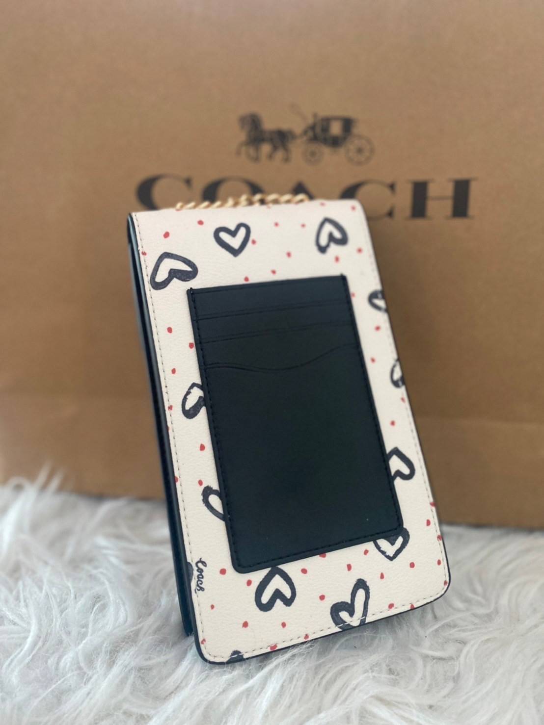 COACH NORTH/SOUTH CROSSBODY IN SIGNATURE CANVAS แจกความสดใสกันอีกครั้ง!! กับกระเป๋าสะพายเอนกประสงค์ Case phone ใส่โทรศัพท์มือถือได้ทุกรุ่น ดีไซน์ลายผลไม้ฉ่ำๆ สวยมีเสน่ห์ 💖 วัสดุหนังแคนวาสคุณภาพ ฝาและภายในเป็นหนังแท้ เปิด-ปิดด้วยกระดุม สายสะพายยาวป