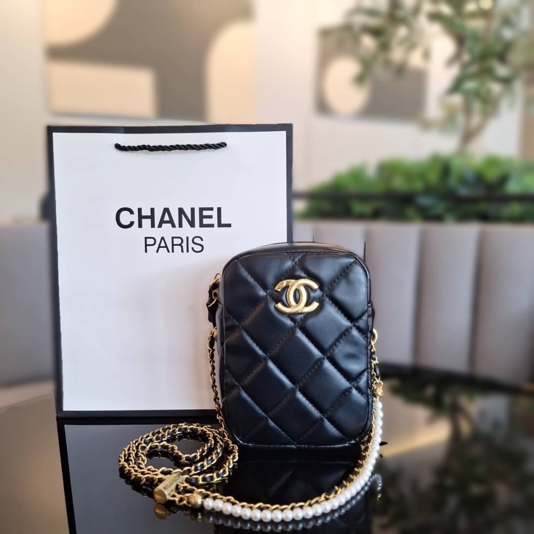 กระเป๋าสะพายข้างทรงยอดนิยม สวยหรู CHANEL VIP แบรนด์ดัง ตัวกระเป๋าหนังนิ่ม ขนาดกำลังน่ารัก อะไหล่ทองเข้มวินเทจ ด้านหน้าประดับโลโก้แบรนด์สีทอง