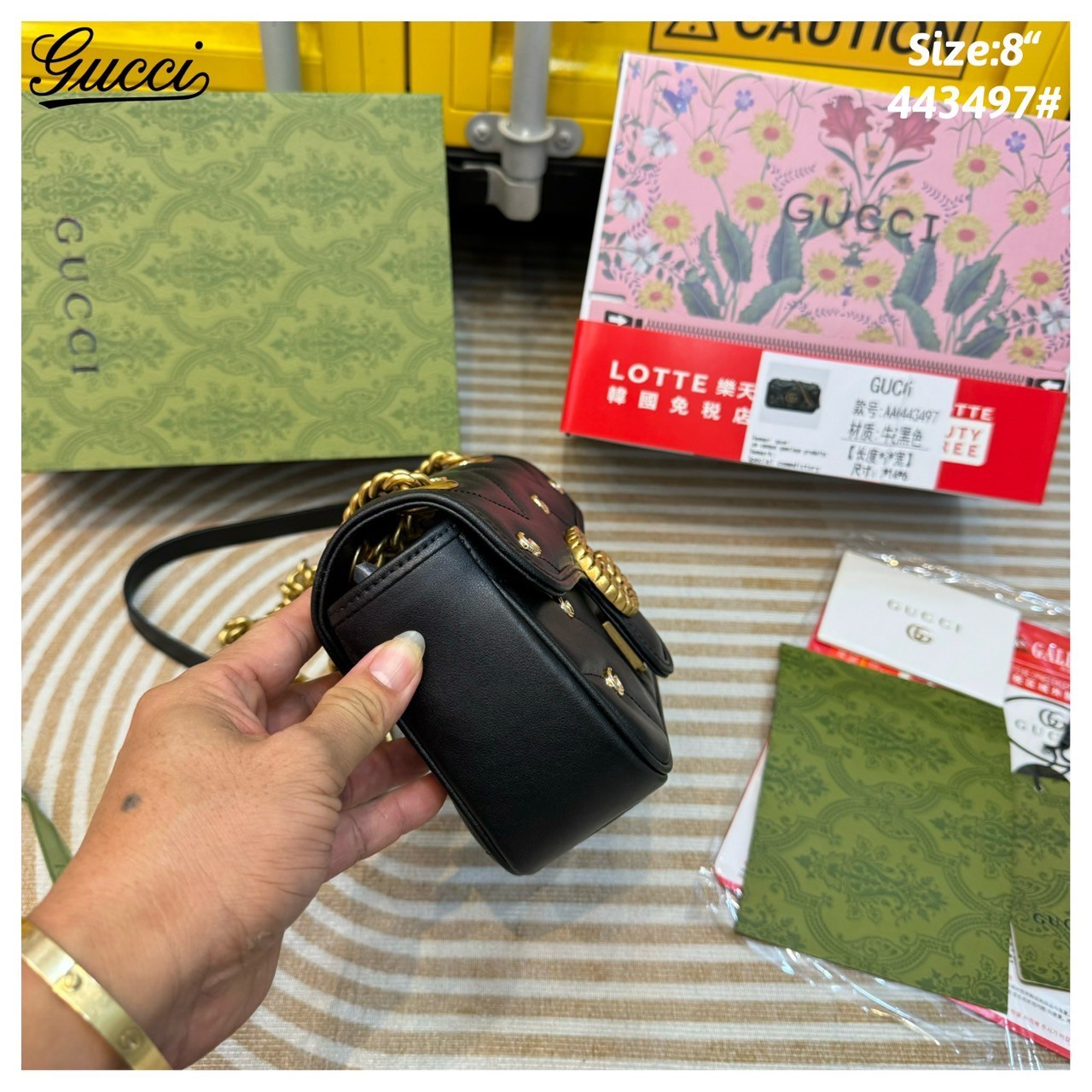 GUCCI GG Marmont Shoulder Bag with monogram-plaque กระเป๋าสะพายรุ่นคลาสสิค ดีไซน์ใหม่ ตกแต่งโลโก้ GG เต็มใบ เพิ่มความลูกคุณลักชูไปอีก สีสวยขับผิว ดูแพง อัพลุคได้สบายๆ