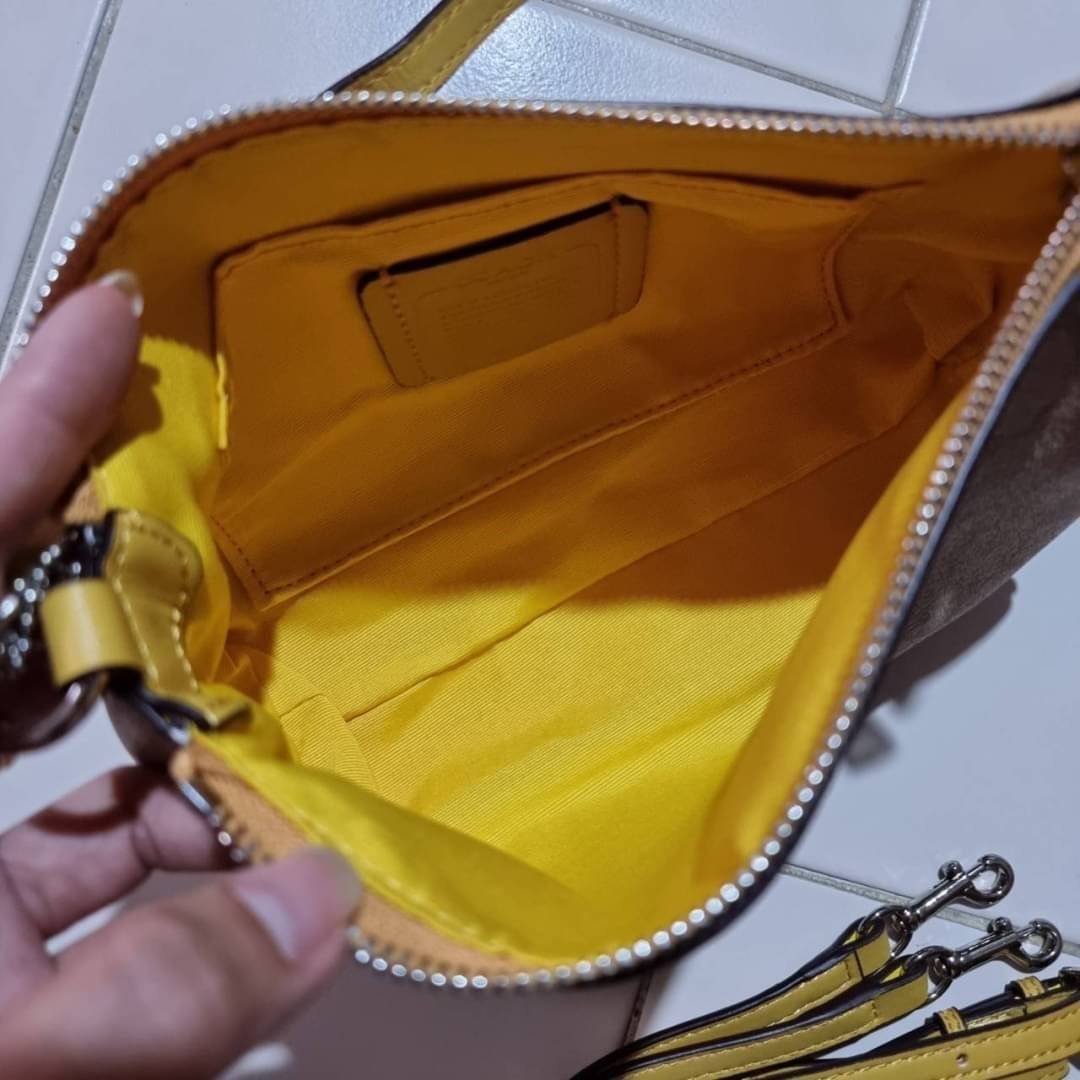 COACH F58321 TOP HANDLE POUCH อีกรุ่นฆ่าไม่ตาย!! 😎 ขายดีขายหมด ขายรวยขายปังๆ!! กระเป๋าพอชจากโค้ช ทรงใช้งานง่าย สะดวก กะทัดรัด วัสดุหนังแคนวาสเคลือบคุณภาพดี มาพร้อมสายคล้องในตัว และสายสะพาย crossbody ปรับเปลี่ยนได้ตามสไตล์ อีกหนึ่งไอเท็มที่สาวๆต้อง