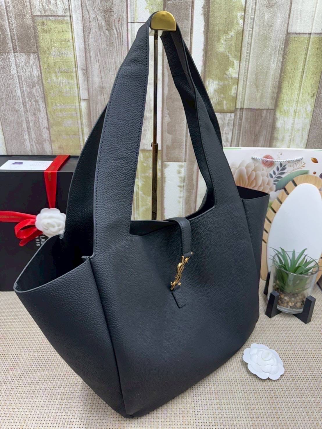 ORI หนังแท้ | YSL LE 5 À 7 BEA IN GRAINED LEATHER TOTE BAG กระเป๋าทรงโท้ทหนังแท้ลายเกรน สวยเด่นเป็นเอกลักษณ์ ดีไซน์เรียบแต่มาก สวยดูแพง ภายในโล่งกว้าง จุของได้เยอะ