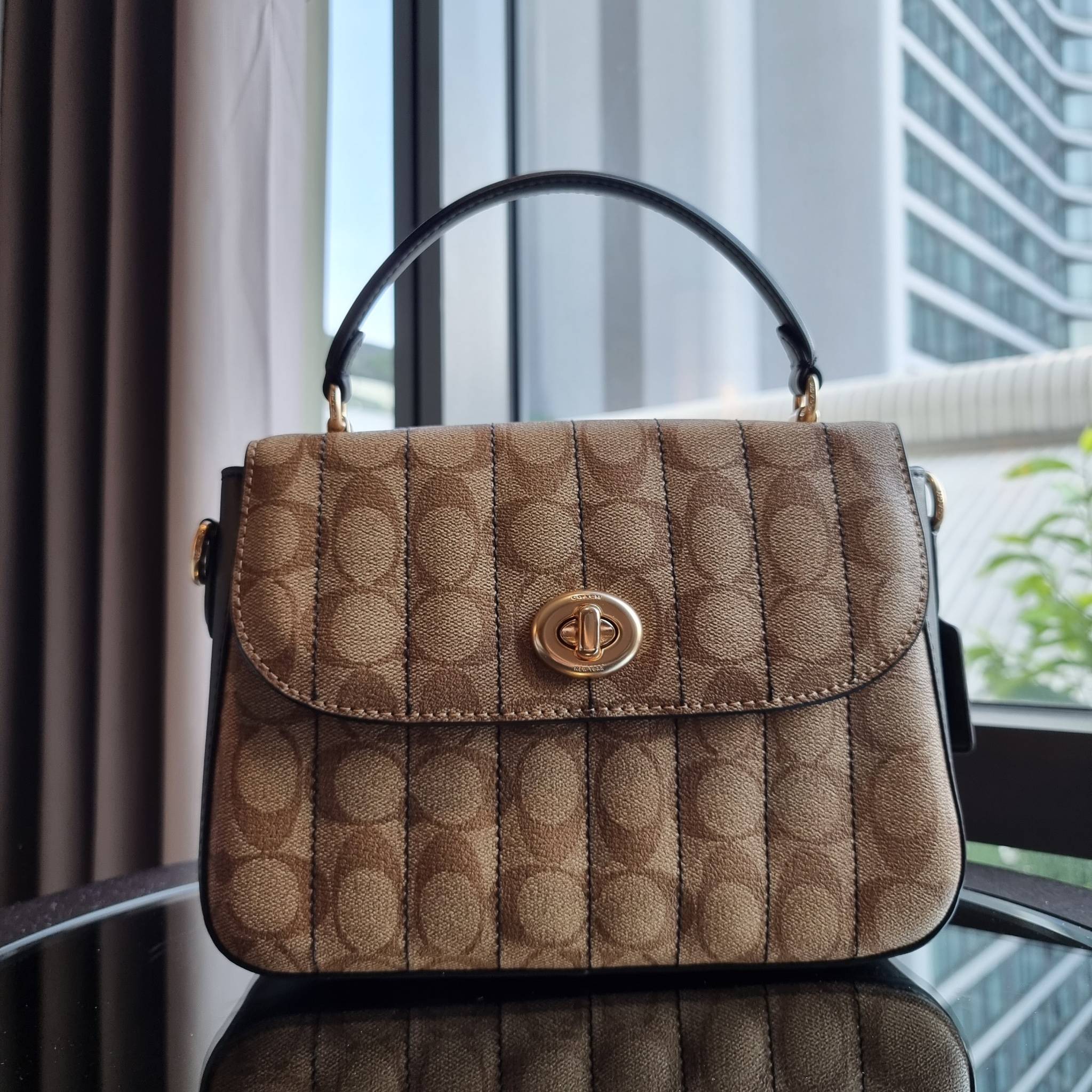 OUTLET 】COACH C5645 MARLIE TOP HANDLE SATCHEL IN SIGNATURE CANVAS WITH QUILTING ดีไซน์ใหม่ กระเป๋าถือ/สะพายข้าง ออกแบบมาไม่เหมือนใคร โดดเด่นด้วยการเย็บบุหนัง โชว์ดีเทลลายเส้น ตกแต่งโลโก้ด้านข้างอะไหล่ทอง วัสดุหนังแคนวาสสลับหนังแท้ เปิด-ปิดด้วยตัวล็อคแน่นห