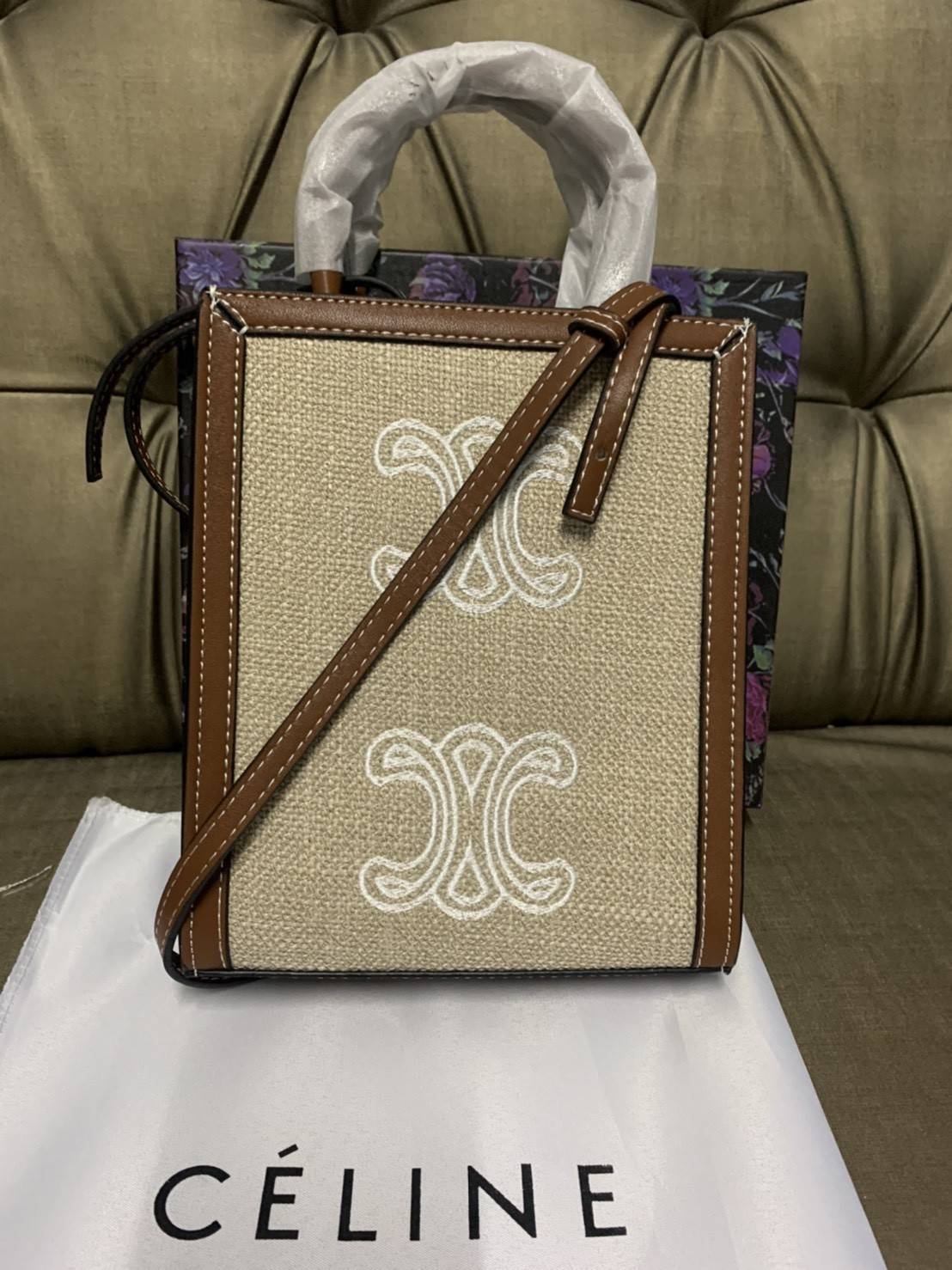 CELINE MINI HAND CARRY AND CROSSBODY BAG VIP GIFT WITH PURCHASE (GWP) พรีเมี่ยมกิ๊ฟ Limited จาก CELINE HAUTE PARFUME DUTYFREE COUNTER วัสดุ COATED CANVAS งานทรงเหลี่ยมสวยหรูสุดคลาสสิคในสไตล์สาว Lisa หนังสวยอยู่ทรงกันน้ำ มีโลโก้แบรนด์ด้านหน้า ภายในโล่งกว้า