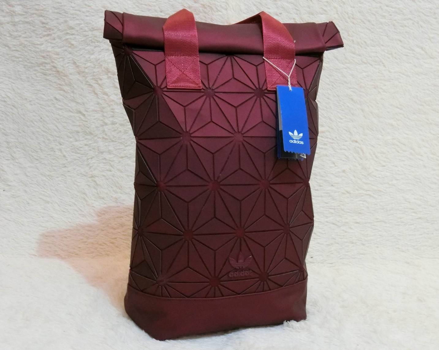 Adisas Originals BP Roll Top 3D Mesh 2017 Backpack Bag DH0100 กระเป๋าเป้สะพายหลัง ดีไซน์แบบ 3 มิติ วัสดุ polyurethane สีดำด้าน โดยใช้ลูกเล่นของเหลี่ยม และมุมเชื่อมเข้าหากัน การออกแบบกระเป๋าเป็นเหมือนถุงทรงสูง ส่วนปากกระเป๋า เปิดปิดแบบตีนตุ๊กแก ม้วนพับ และ