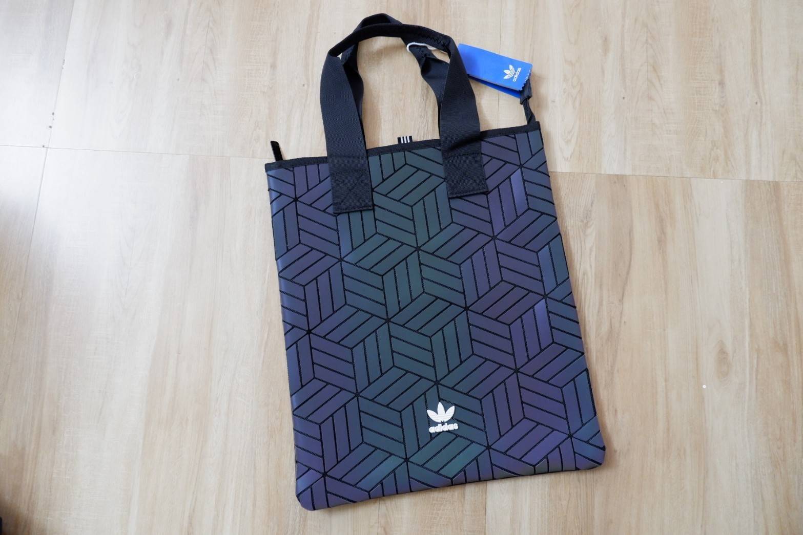 Adidas Original Shopper 3D Tote Bag Trefoil Handbag . Classic Sports กระเป๋าถือหรือสะพาย ลาย graphic ทรง sport วัสดุ polyurethaneเนื้อ matte หนังนิ่ม น้ำหนักเบา เปิดปิดด้วยซิป ภายในกว้างโล่ง ใส่ A4, iPad และของใช้ได้เยอะ Unisex ใช้ได้ทั้ง ช ญ ค่ะ