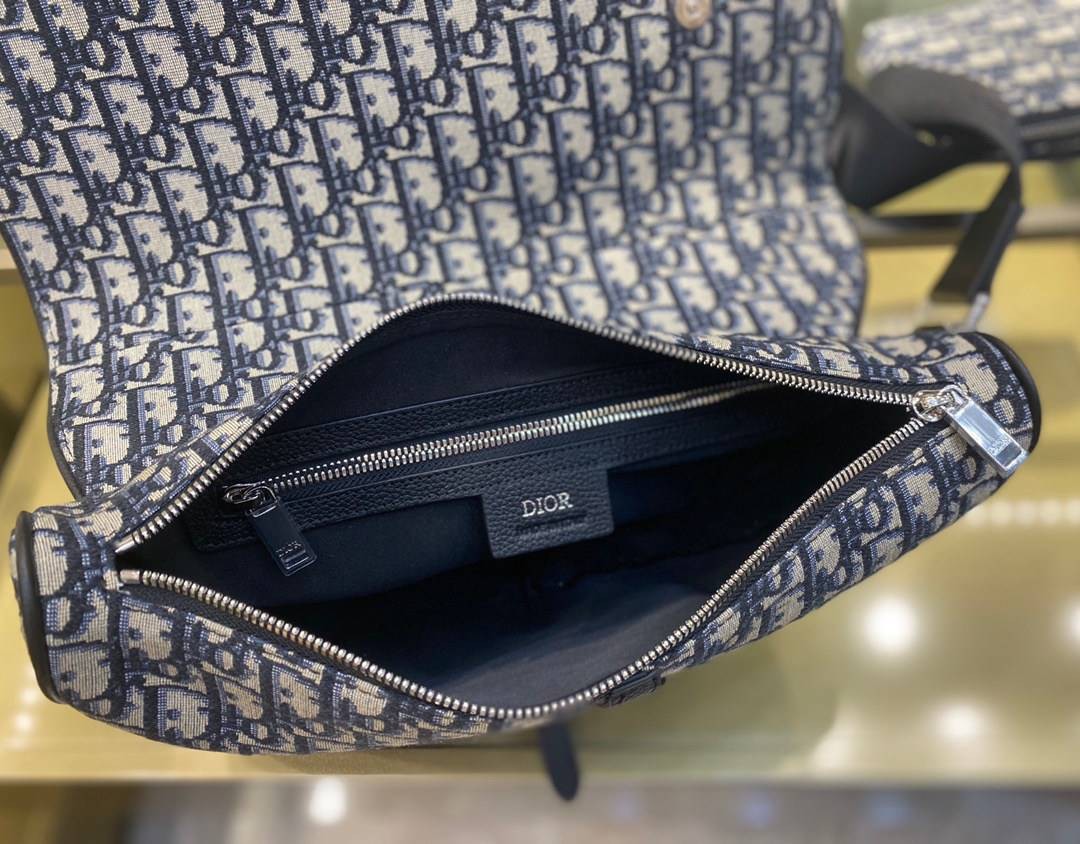 หนังแท้ DIOR MAXI SADDLE BAG Beige and Black Dior Oblique Jacquard พร้อมส่งที่ไทย งานหนังแท้และผ้าแจ็คการ์ดออริจินอล ภาพสินค้าถ่ายจากงานขายจริง ใช้งานต่างประเทศได้