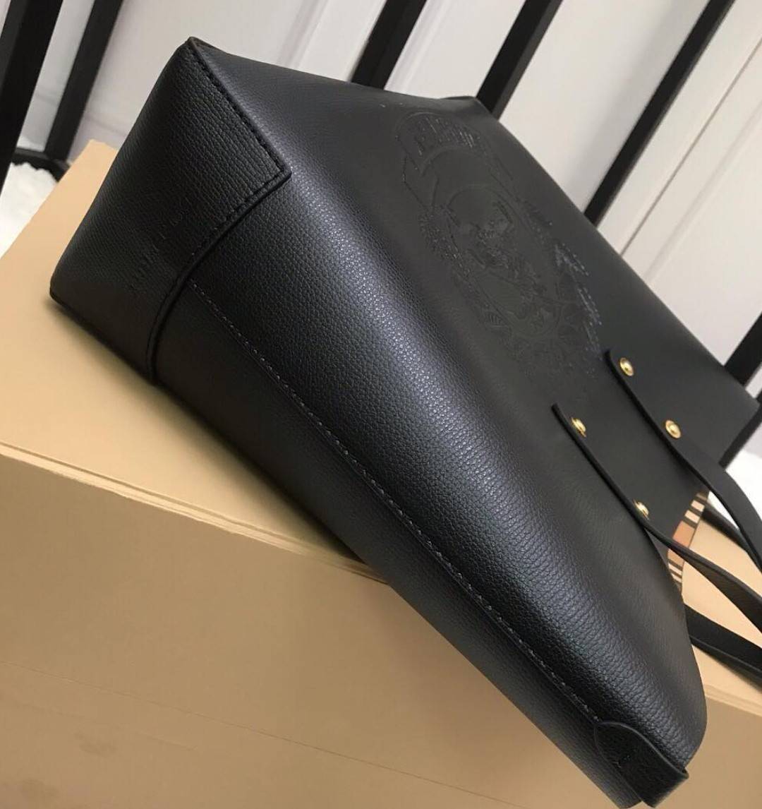 VIP 🥂 BURBERRY FRAGRANCES TOTE BAG VIP รุ่นแนะนำ ดีไซน์สวยโดดเด่นหนังสีดำขึ้นเทคเจอร์ด้านหน้ามีโลโล้แบรนด์ ภายในลายวินเทจสุดคลาสสิค โล่งกว้างมีช่องซิปเล็กและโลโก้ด้านใน สามารถใส่เอกสาร A4 Notebook ipad สัมภาระได้เยอะจุใจ หูหิ้วหนังจับถนัดมือสะพายไ