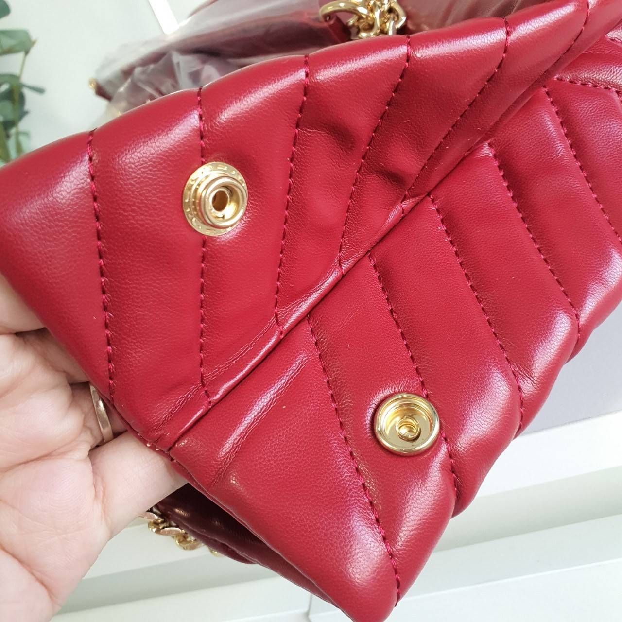 Tory Burch Kira chevron tote bag กระเป๋าทรง Tote สุดหรู ใบใหญ่ จุของได้เพียบ! วัสดุหนังแท้(Geniune Leather) หนังนิ่ม นุ่มมือมากกก มาพร้อมสายสะพายไหล่ต่อโซ่สลับหนัง อะไหล่ทองทั้งใบ ด้านข้างมีกระเป๋าเพิ่มทรงได้ ด้านในเปิดปิดด้วยกระดุมแม่เหล็ก มีช่องแบ่งใส่ข