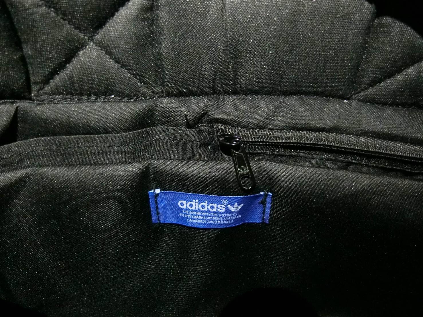 Adisas Originals BP Roll Top 3D Mesh 2017 Backpack Bag DH0100 กระเป๋าเป้สะพายหลัง ดีไซน์แบบ 3 มิติ วัสดุ polyurethane สีดำด้าน โดยใช้ลูกเล่นของเหลี่ยม และมุมเชื่อมเข้าหากัน การออกแบบกระเป๋าเป็นเหมือนถุงทรงสูง ส่วนปากกระเป๋า เปิดปิดแบบตีนตุ๊กแก ม้วนพับ และ