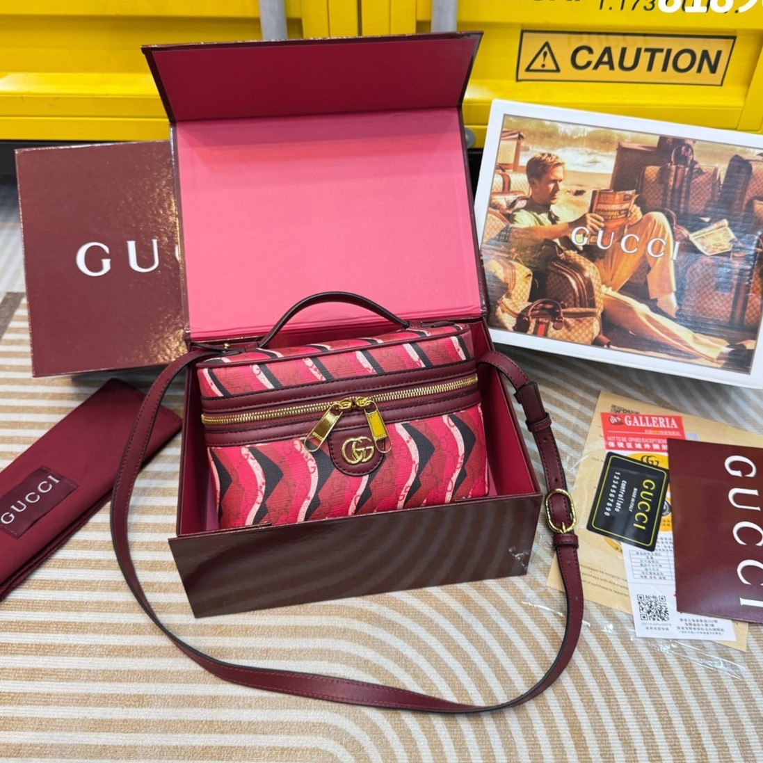 GUCCI Lunar New Year Printed super mini bag กระเป๋าสะพายทรงใหม่ สีแดงขับผิวรับทรัพย์ ลวดลายรูปงูในตำนานเสริมความงดงามสวยหรูโดดเด่นอย่างลงตัว