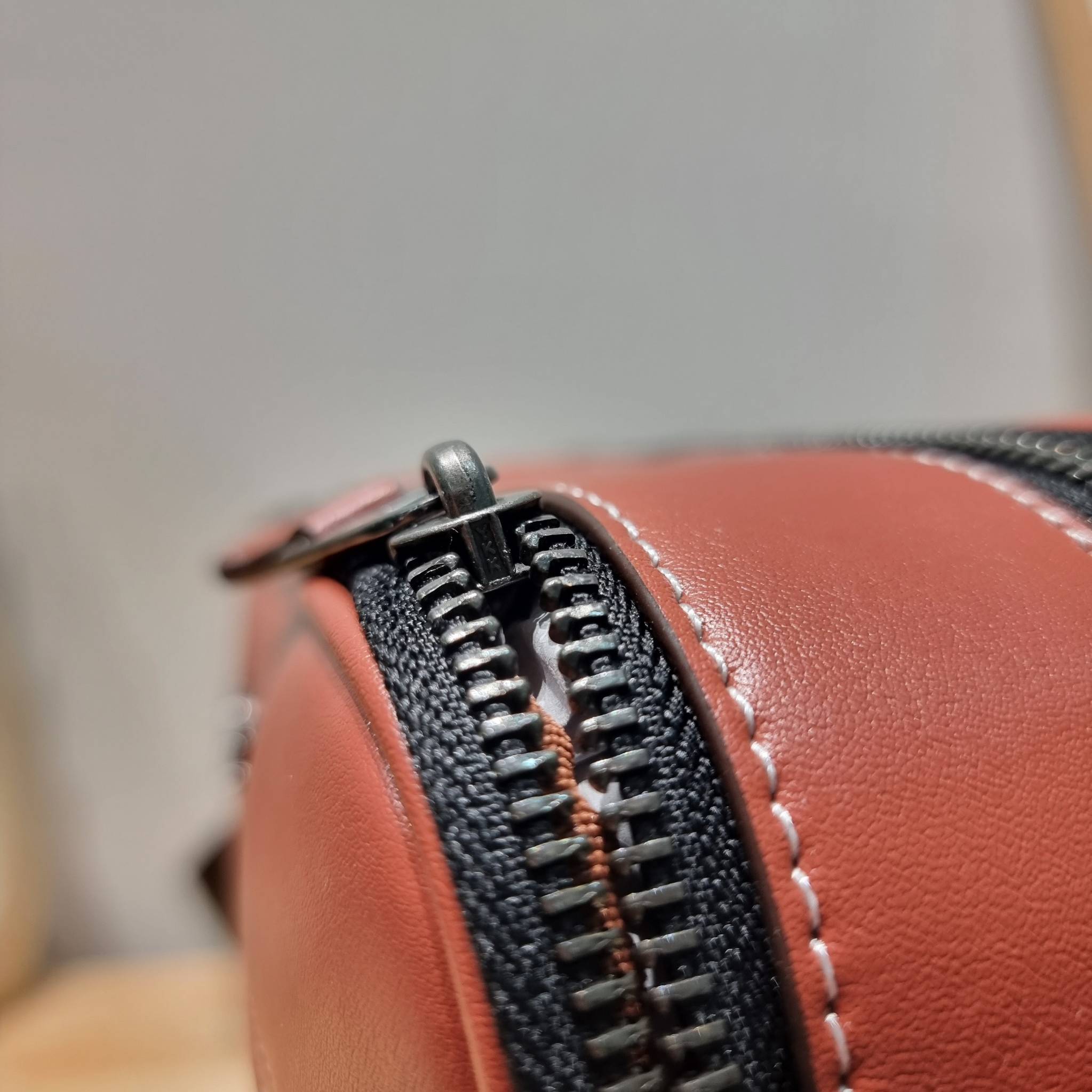 Coach X Peanuts Graham Crossbody In Signature Canvas With Patches CE746 กระเป๋าครอสบอดี้ทรงยอดฮิต กับคอลเลคชั่นใหม่ เฉลิมฉลองเทศกาลคริสต์มาส รุ่นนี้สามารถใช้ยูนิเซ็กส์ สาวๆหนุ่มๆได้หมด น่ารักน่าใช้เกิน!! รูปทรงดีไซน์คลาสสิค สีสันโดดเด่นสดใส ใช้งานสะดวก วั