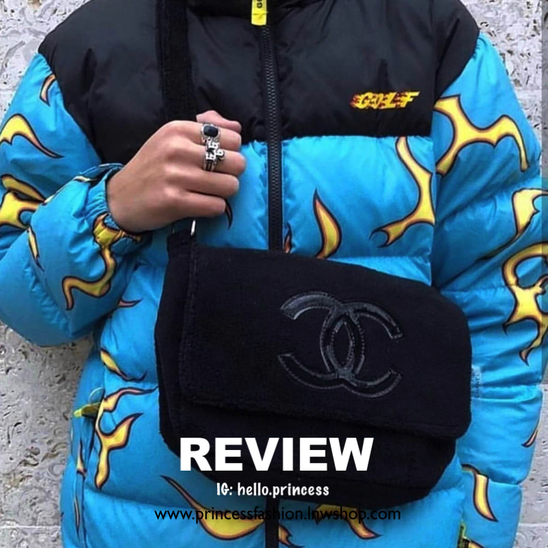 Chanel Beaute Crossbody Bag กระเป๋าสะพาย VIP GIFT ของแท้ จาก Chanel Cosmetic แท้💯 วัสดุขนวูลหนานุ่ม ตัดโลโก้แบรนด์หนังสีขาวสวยโดดเด่น น้ำหนักเบา เปิดปิดด้วยฝาปิดกระดุมแม่เหล็ก ใบใหญ่กำลังดี ใส่ iPad, กระเป๋าสตางค์ใบยาว, และของจุกจิกได้เยอะ มาพร้อม