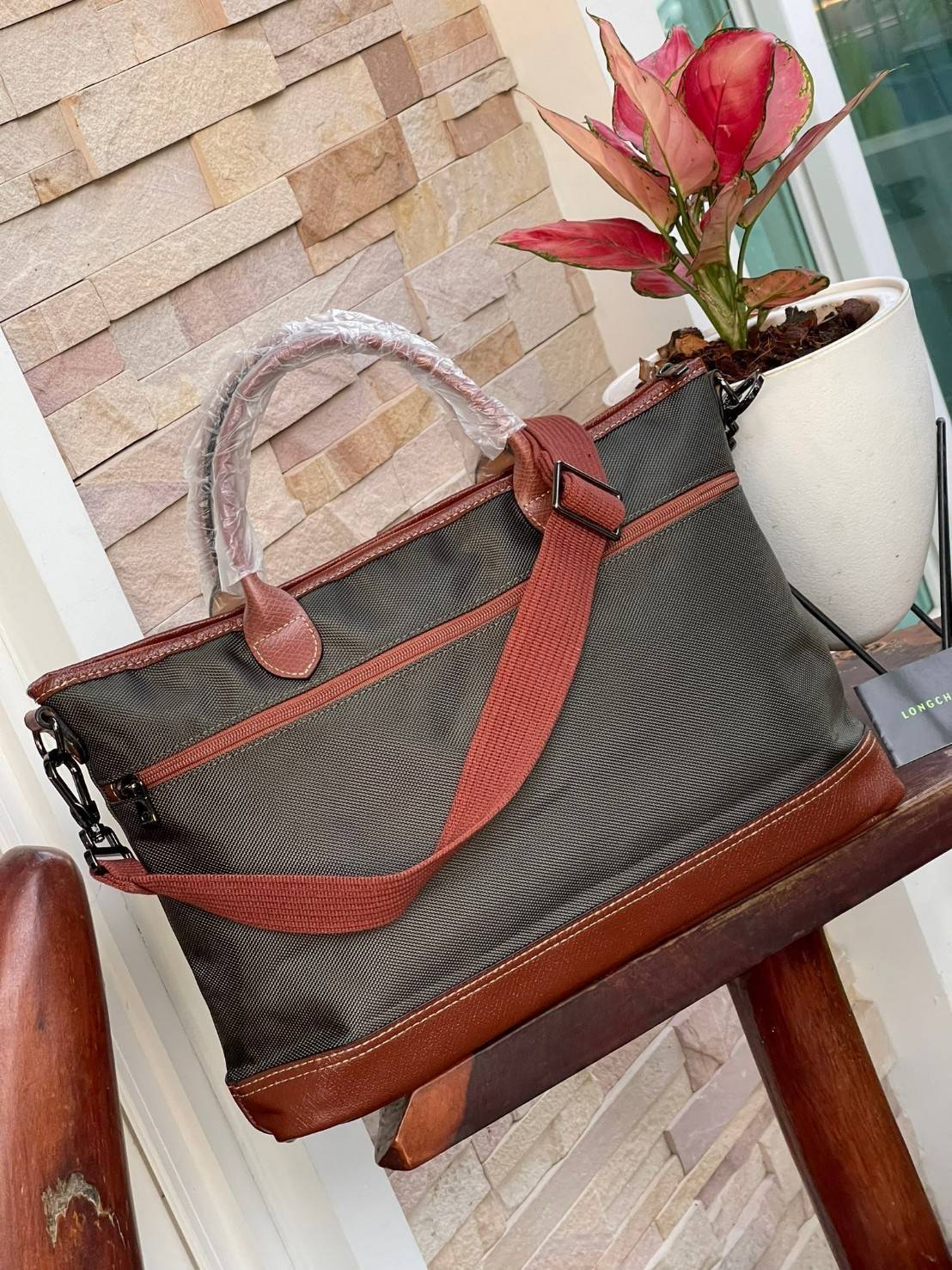 LONGCHAMP BOXFORD TRAVEL BAG M กระเป๋าเดินทางขนาดกลาง มาพร้อมสายสะพายที่สามารถถอดได้ ให้คุณเลือกสะพายไหล่หรือถือได้ มีซิปรูดเปิดปิดกระเป๋าที่ให้คุณมั่นใจได้ว่าคุณจัดเก็บไอเท็มของคุณได้อย่างมิดชิด บ็อคฟอร์ด (BOXFORD) สะท้อนความเป็นเอกลักษณ์ของแบรนด์ที่เปี่