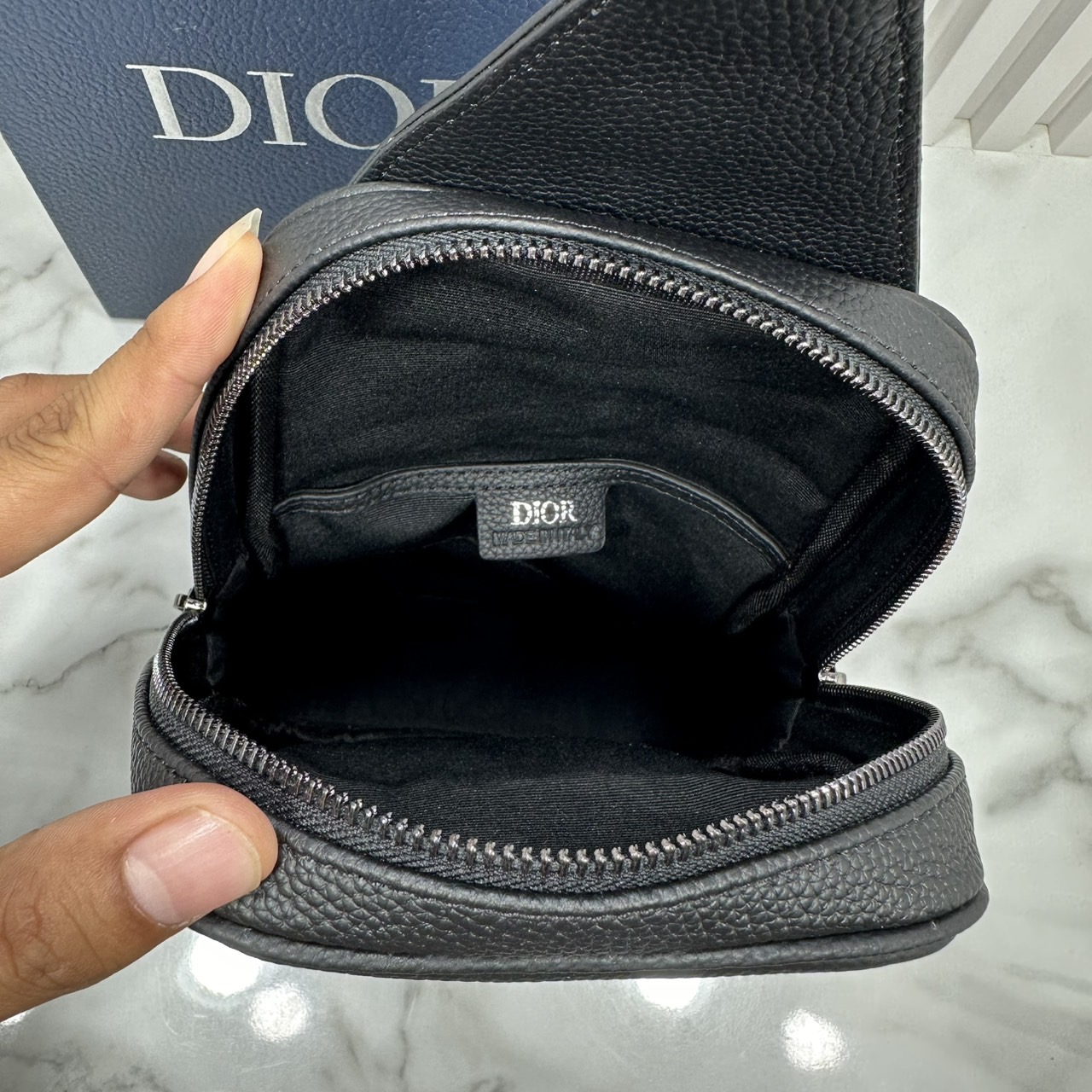DIOR Sling Bag Rider 2.0 Oblique jacquard fabric กระเป๋าสะพายคาดอก หนังแท้ แคนวาสแท้ สง่างามเหนือกาลเวลา มีไว้ไม่มีเอาท์ ท่านชายควรมีมากค่ะ