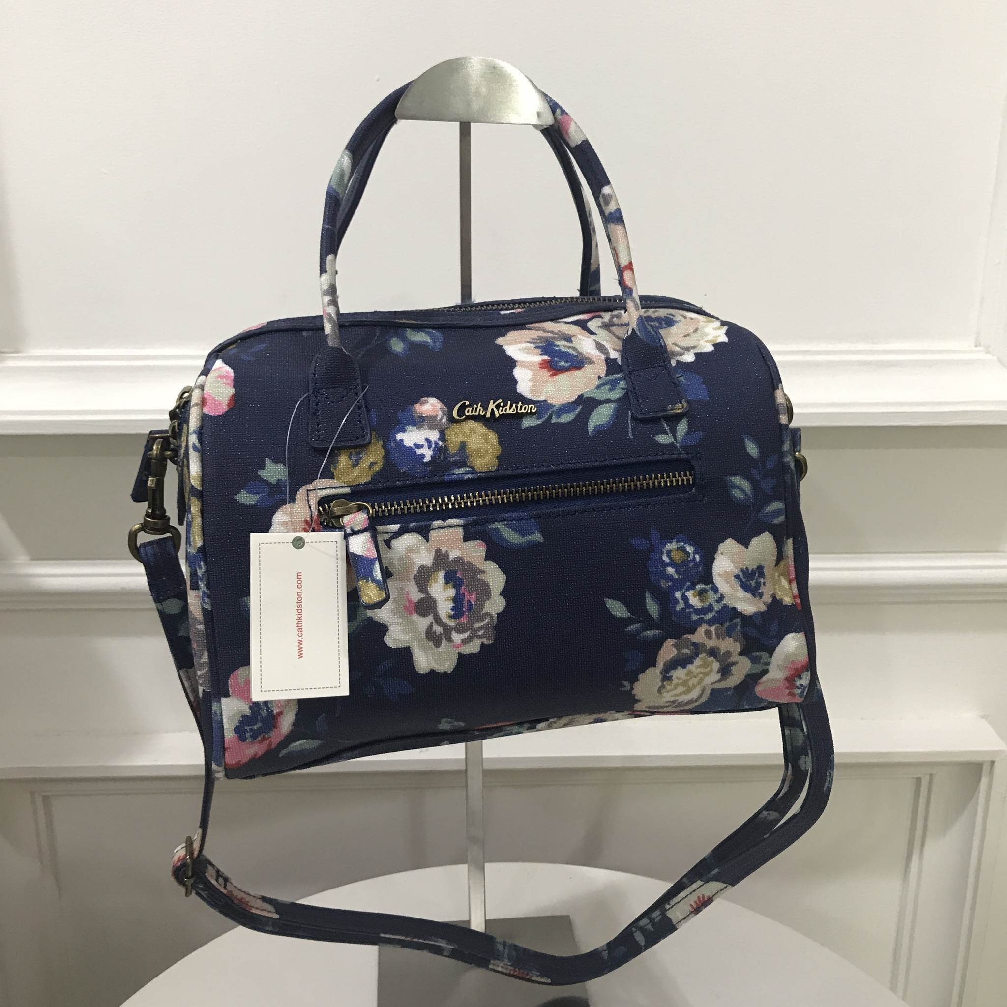 Cath Kidston bowling bag กรี้ดกับความน่ารักของกระเป๋าแบรนด์นี้ค่ะ กระเป๋าทรง bowling bag จาก cath kidston ชนช้อป ค่ะ ขนาดกลางจุของ ทั้งกระเป๋าสตางค์ กระเป๋าเครื่องสำอางค์ เปิดปิดด้วยซิป มีมาครบสามลายแล้วค่ะ นี้หนังแข็งเป็นทรงไม่ย้วย ใช้งานง่าย แนะนำมากๆเล