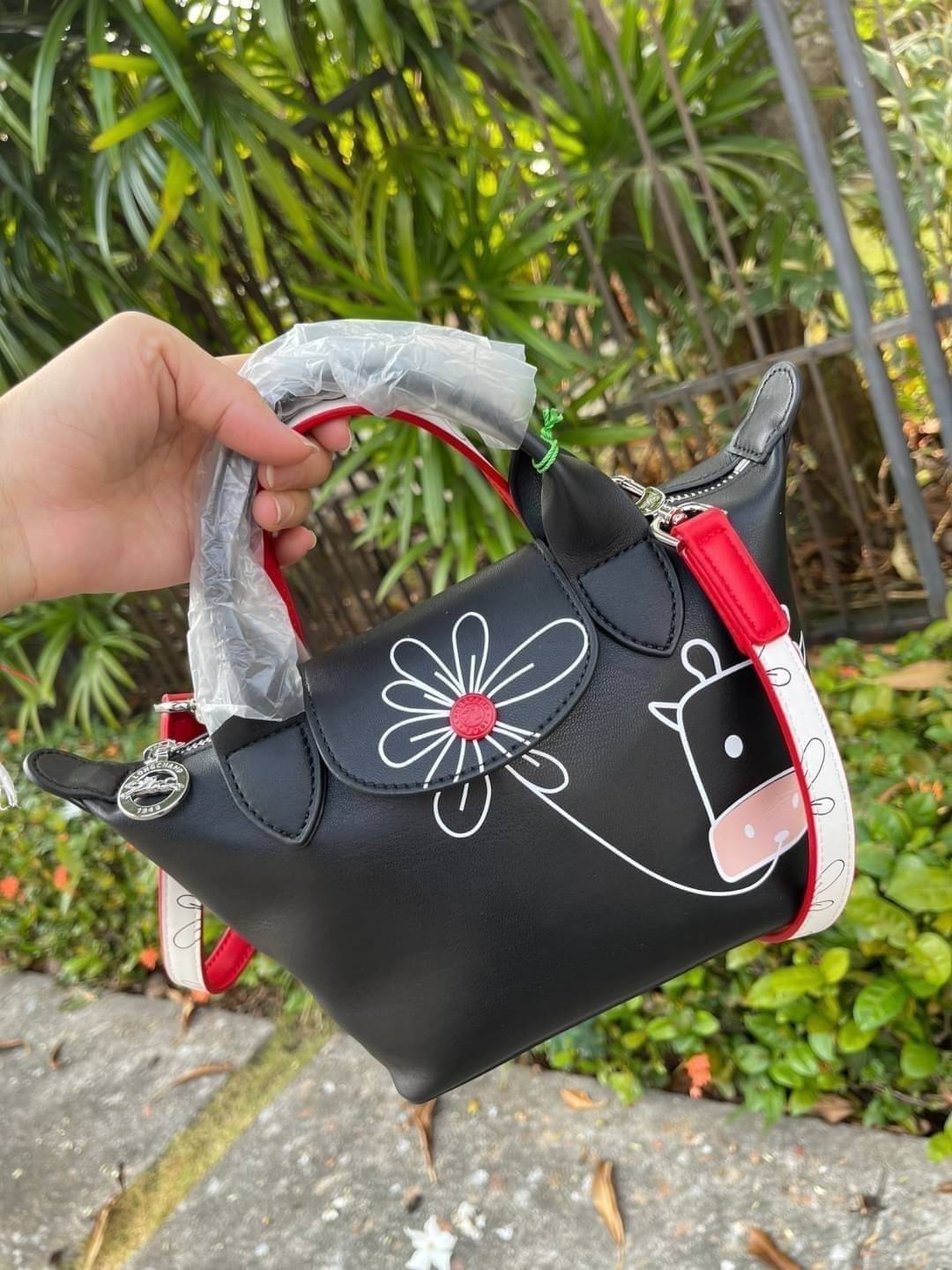 Longchamp year of the Ox Capsule / Longchamp Year of OX LE PLIAGE CUIR TOP HANDLE BAG XS ต้อนรับปีวัวด้วยคอลเล็คชั่นพิเศษ วัสดุหนังเมทิส (Metis) หรือหนังแกะเนื้อนุ่มมาพร้อมหูจับขนาดสั้นเหมาะถนัดมือ