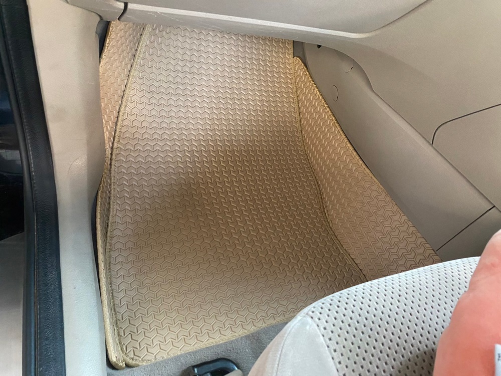 พรมปูพื้นรถยนต์ FORD FOCUS 2004-08 พรมลายธนู สีครีม เต็มคัน เข้ารูป