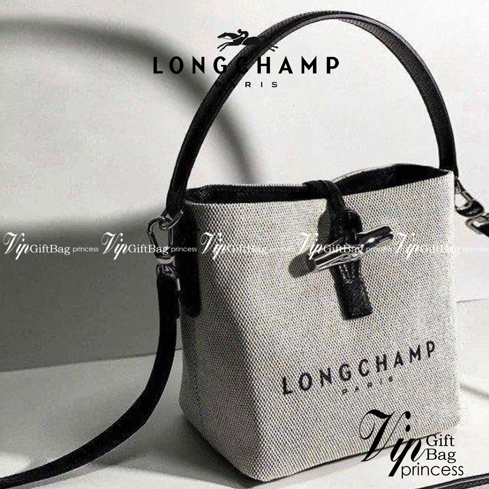 LONGCHAMP Roseau Bucket Bag กระเป๋าทรงถัง ถือหรือสะพายไหล่ได้ วัสดุผ้าฝ้าย แต่งหนังวัวลายนูน มีซับใน ด้านในกระเป๋าซิป1 กระเป๋าเล็ก1 อะไหล่เงิน มีสายยาวถอดสายได้ ปรับระดับไม่ได้ ดาราเซเลปใช้เพียบ รุ่นเดียวกับคุณแอนใช้ Hot Item!!!! ใบจริงสวยมากน้ำหนักเบา จุ