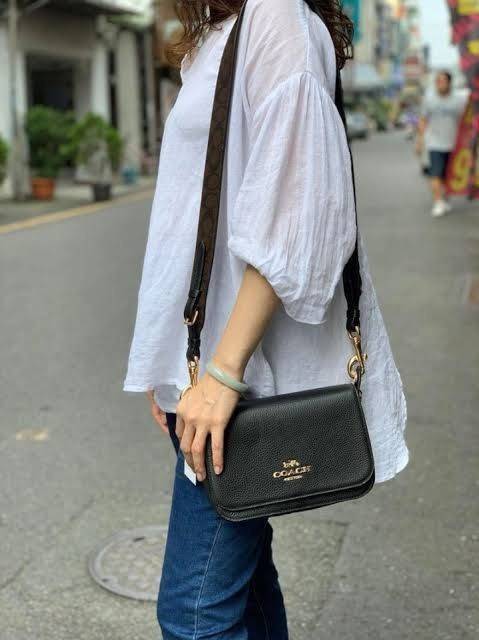 COACH SMALL JES MESSENGER WITH SIGNATURE CANVAS STRAP(COACH F77979)🌺 ทรงนี้ สวยมากจริงๆ ฮิตมากๆตลอดกาล //สะพายข้างฝาปิด ล็อคด้วยแม่เหล็กแน่นหนา รุ่นนี้สวยมาก >>วัสดุหนังแท้เต็มใบ หนังสวยคุณภาพดีมากๆ ยิ่งใช้ หนังยิ่งสวย>>สายสะพายถอดได้ 