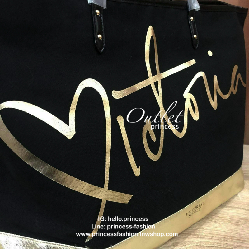 VICTORIA’s SECRET Black and Gold Carryall Zippered Tote Bag กระเป๋าถือหรือคล้องบ่า สไตล์sport วัสดุผ้าแคนวาส ด้านหน้าสกรีนโลโก้เป็นสีทองบนพื้นสีดำดูโดดเด่น เปิดปิดด้วยซิปเดียวด้านบน ภายในกว้าง ใส่เสื้อผ้าสัมภาระสำหรับออกทริปหรือเล่นกีฬา/โยคะ ใบนี้จัดได้เล