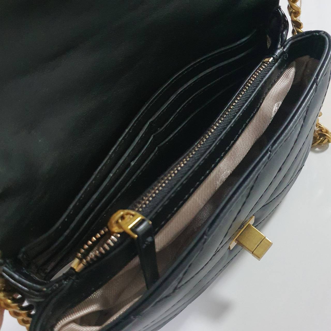 Tory Burch Kira Crossbody Bag กระเป๋าสะพายข้างทรงสวย ใบขนาดเล็กกำลังดี วัสดุหนังสังเคราะห์ นิ่มมือมากกก **อะไหล่ทองวินเทจ ประดับโลโก้แบรนด์เป็นตัวล็อคด้านหน้า ด้านในบุผ้าไนลอนปั้มแบรนด์ แบ่งช่องเป็นสัดส่วน พร้อมช่องซิปกลาง สามารถใส่กระเป๋าสตางค์ใบกลาง มือ