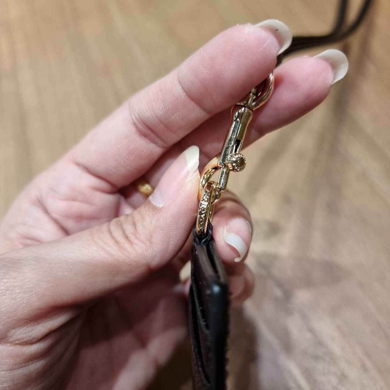 COACH ID LANYARD IN COLORBLOCK SIGNATURE CANVAS ง่ายๆแบบไม่ธรรมดา!! คลาสสิคแต่มีดีเทลโดดเด่น!! กระเป๋าถนอมบัตร พร้อมสายคล้องคอ ดีไซน์ลวดลายสวย ดูดีทุกแบบ ใช้งานง่าย พกพาสะดวก จะใส่บัตรพนักงาน บัตรเครดิต บัตรปชช. ใบขับขี่ และบัตรอื่นๆที่อยากจะใส่!! ตามใจไป