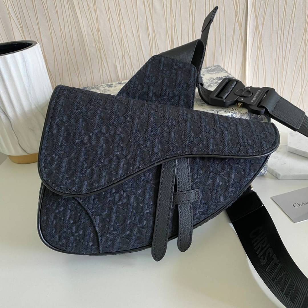 Dior Saddle Crossbody Bag Oblique / Dior Belt Bag เกรดใช้งานสลับของแท้ เกรดออริจินอล พร้อมส่ง กระเป๋าสะพายข้างสุดเท่แบรนด์ดัง สายปรับขนาดได้ตามต้องการ คุณภาพดี ทนต่อการใช้งาน ใส่ของไก้เยอะจุใจ ภาพสินค้าถ่ายจากงานขายจริง ใช้งานต่างประเทศได้
