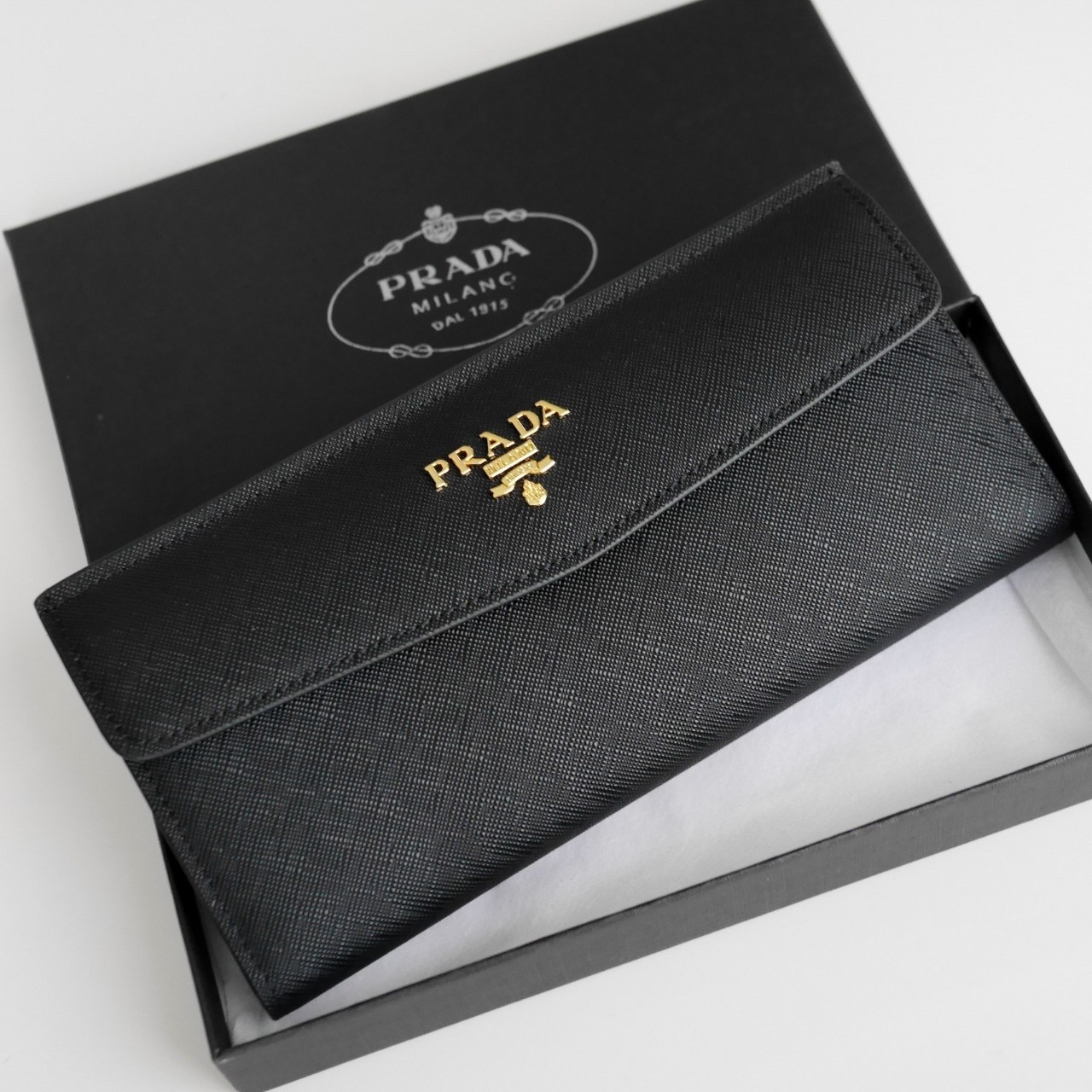 พร้อมส่งครบสีค่ะ 🖤💙💖 Best Seller PRADA LONG WALLET กระเป๋าสตางค์ยาว **รับทรัพย์ ทรงหรู จากงานพรีเมี่ยมกิ้ฟ จากเคาเตอร์ต่างประเทศ จากแบรนด์ PRADA ลายหนัง SAFFIANO มีช่องใส่บัตร ถึง 12 ช่อง และช่องซิปใส่ของจุกจิกได้ น้ำหนักเบา จับถนั