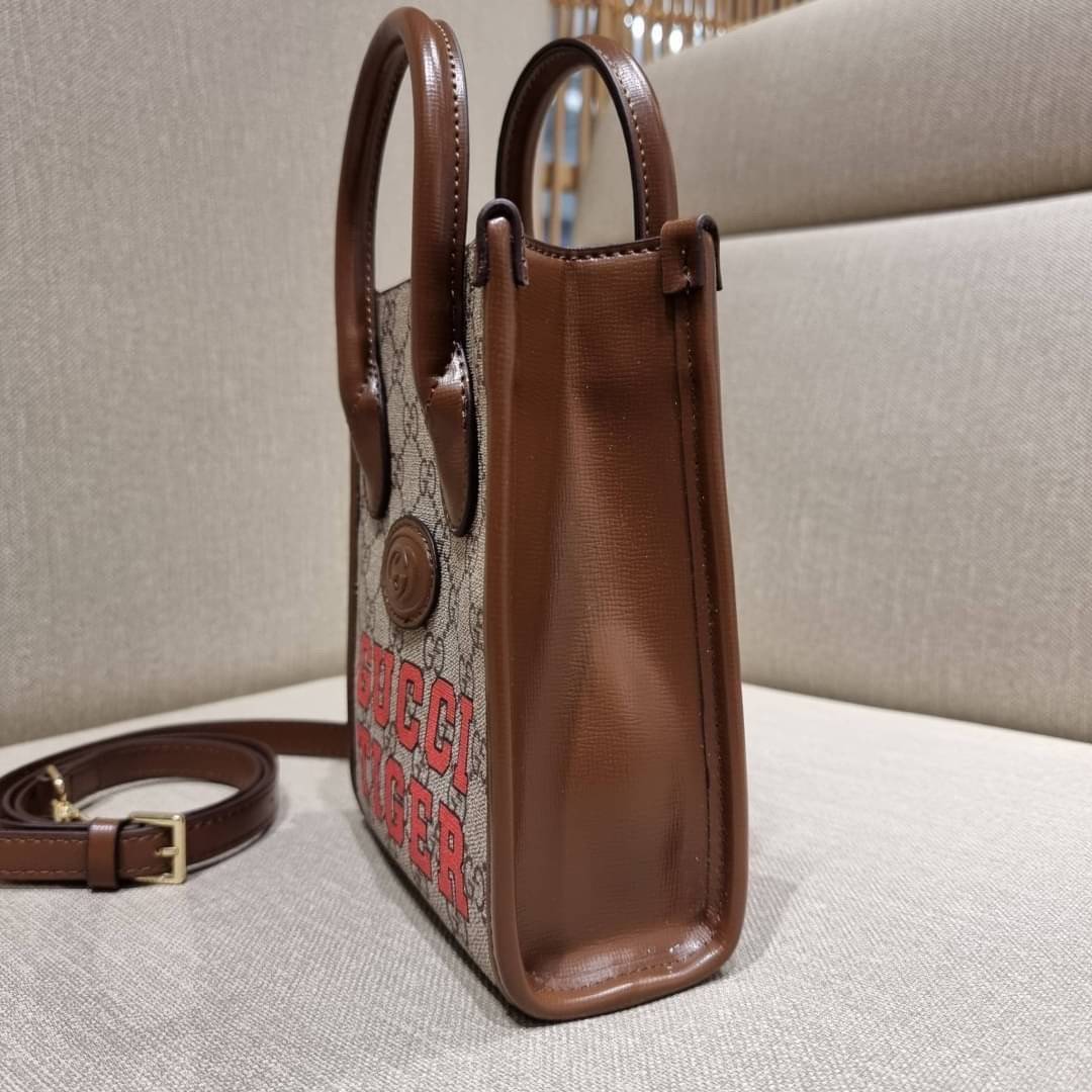 GUCCI Tiger GG mini tote bag ไซส์มินิ ร้อนแรงไฟลุก!! ต้อนรับปีเสืออย่างเป็นทางการ จัดให้แบบเลิศๆ กับกระเป๋าทรงโท้ท วีไอพีพรีเมี่ยมกิ๊ฟ ไซส์มินิ โดดเด่นด้วยฟอนท์ตัวใหญ่ สวยเอกลักษณ์ วัสดุหนังแคนวาสตัดขอบด้วยหนังแท้ ภายในเป็นช่องโล่ง ใส่ของจุกจิกได้ ใส่โทรศ