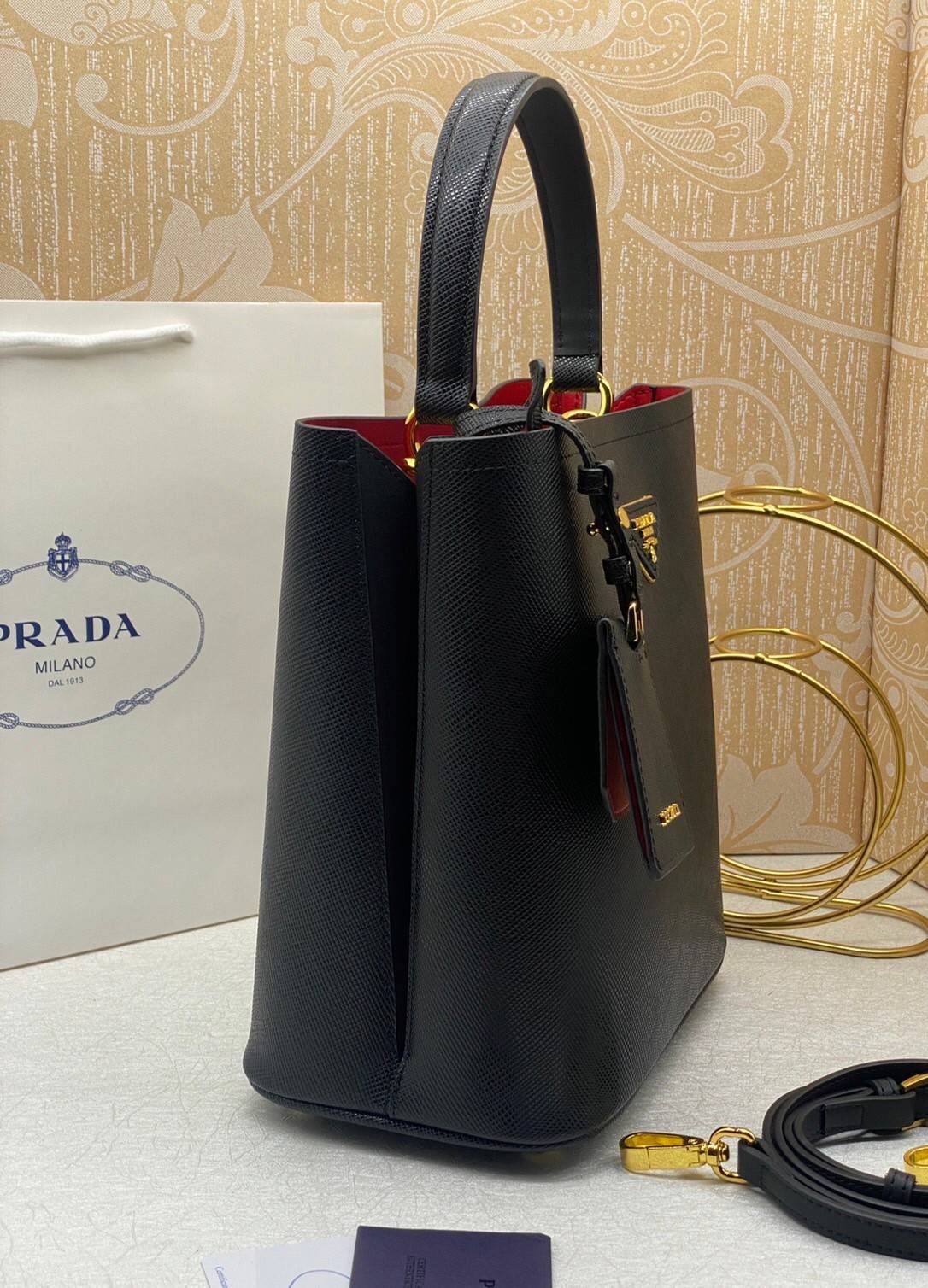 22cm Medium Prada Panier Saffiano Leather Bag / PRADA Saffiano Bucket Bag กระเป๋าสะพายทรง bucket ไซส์ใหญ่ ตอบโจทย์กับไลฟ์สไตล์คนรุ่นใหม่ที่ชอบพกพาของเยอะ ภายในโล่งกว้าง ใส่ของสำคัญได้เลย รีบจับจองกันน้า ราคาสุดคุ้มแบบนี้ ตำเลย!