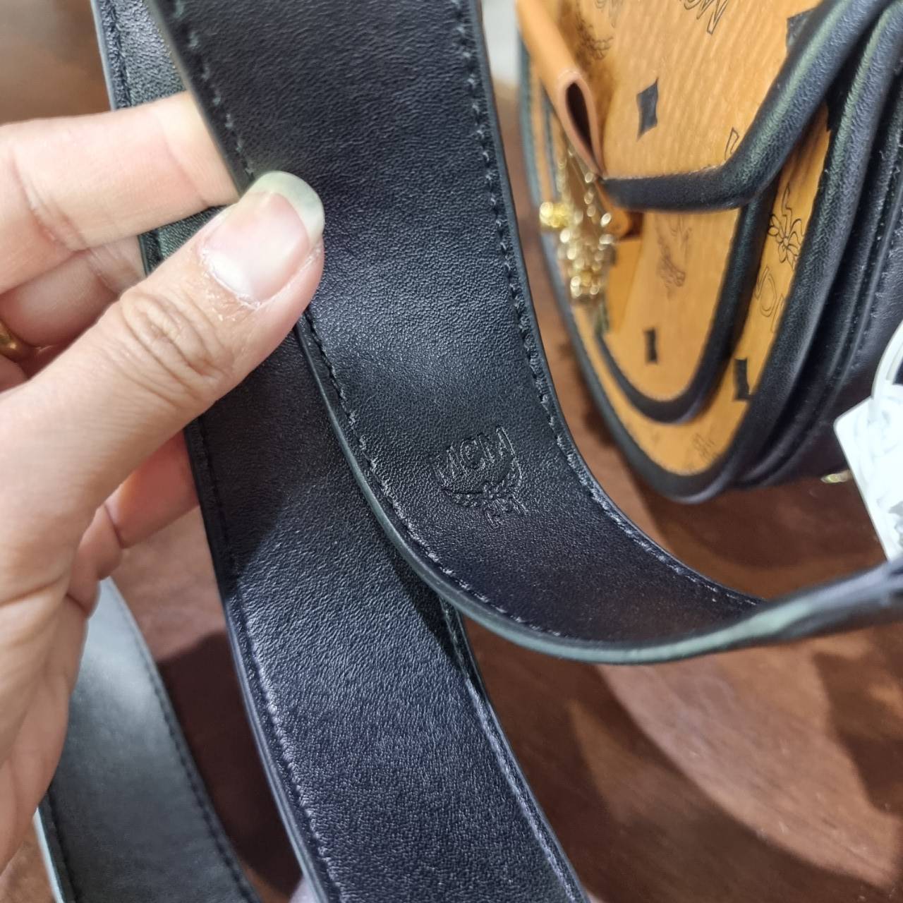 M.C.M MINI PATRICIA SHOULDER BAG IN VISETOS LEATHER BLOCK อัพเลเวลกระเป๋าของคุณด้วยไอเท็มนี้ไปเลยจ้า กระเป๋าสะพายทรง saddle ที่เก๋ไม่ซ้ำใคร ดีไซน์ขอบสีดำเพิ่มความยูนิค สวยสะดุดตา วัสดุหนังแคนวาสคุณภาพดี มาพร้อมสายสะพายหนังสีดำเรียบ และหูจับในตัว ทำให้ใช้ง