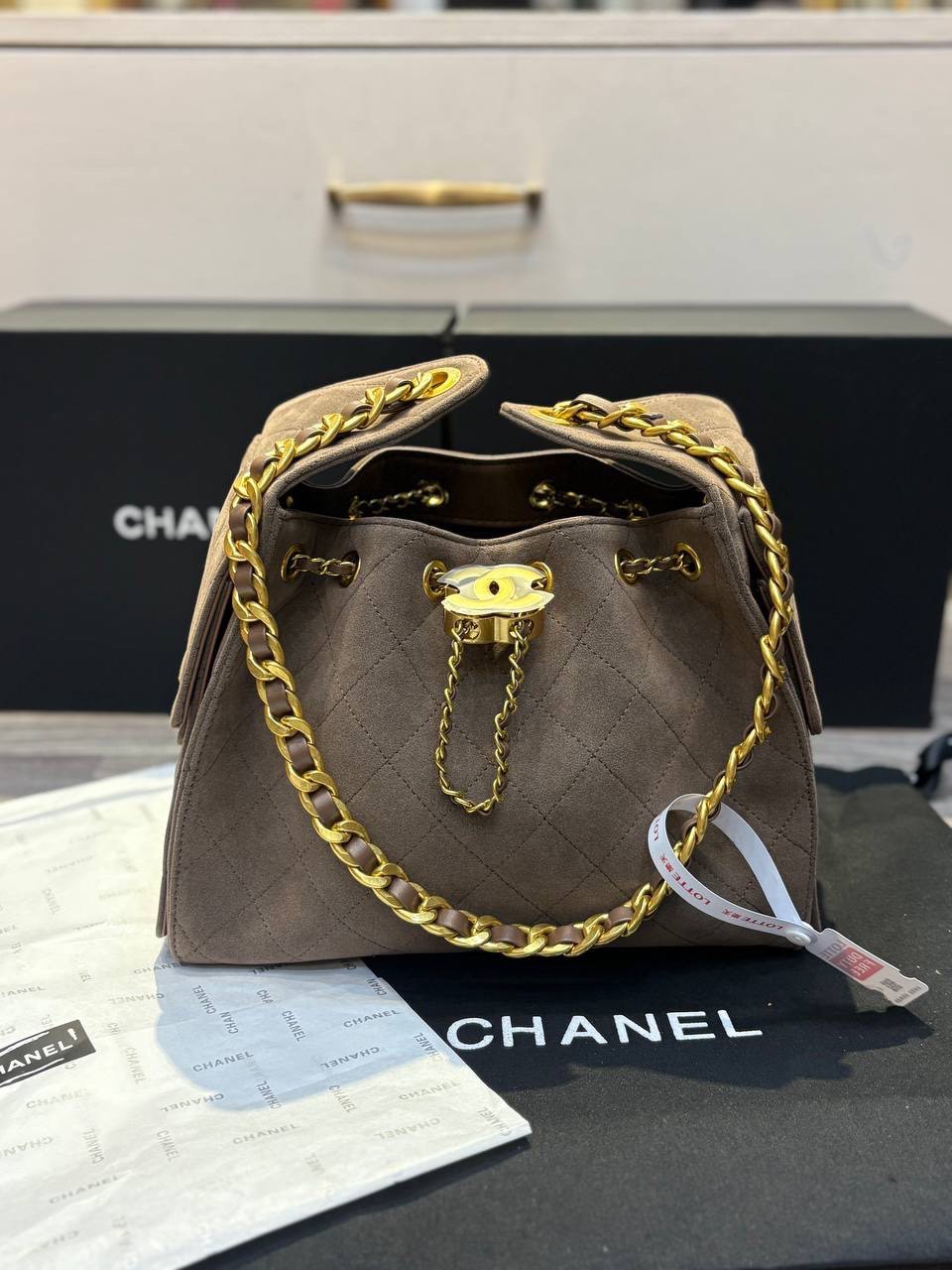 CHANEL 25 Small Suede Handbag กระเป๋าสะพายทรงโฮโบ ใหม่ล่าสุดงานหนังกลับ สวยหรูดูแพง รุ่นขายดีปังสุด รูปทรงใช้งานได้จริง จุของได้ ถือเก๋ๆ เอวี่เดย์ลุค