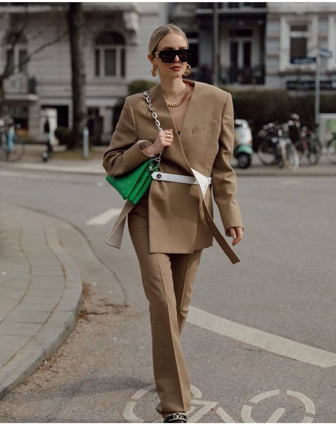 LV HANDLE POUCH MONOGRAM / LV Coussin กระเป๋าสะพายกึ่งคลัชท์ สุดล้ำ มาแรงมาก ด้วยความสวยปังตั้งแต่แรกเห็น วัสดุหนังแกะปั๊มลายสวยคม มาพร้อมสาย 2 เส้น เลิศๆ มีสายโซ่ที่มีดีเทลละเอียดไม่ซ้ำ และสายสปอร์ตครอสบอดี้ ที่จะคล้องไว้ทั้งสองเส้นก็ดีงาม หรือสลับใช้ตาม