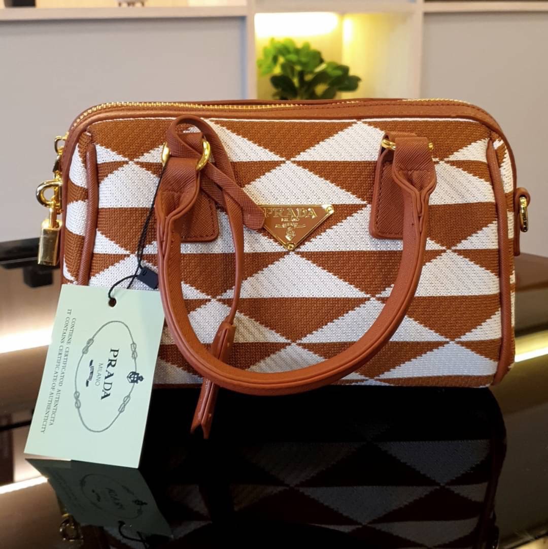 Prada Symbole Embroidered Fabric Top-handle Bag พร้อมส่งรุ่นใหม่ มาแรง จากแบรนด์ Prada กับทรง หมอนอยู่ทรงสวย สาวๆห้าม